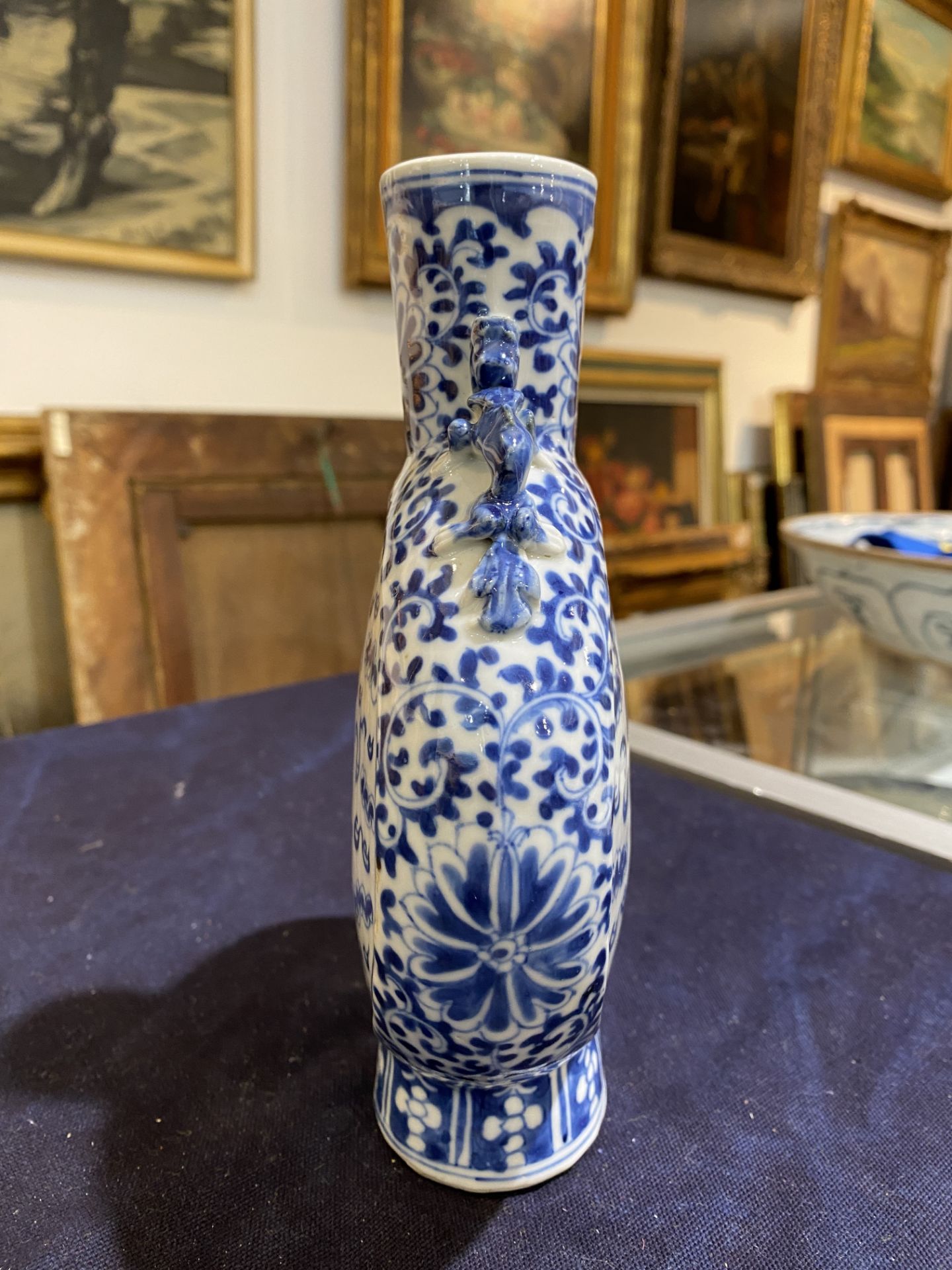 A Chinese blue and white moon flask with Buddhist lions and floral design, 19th C. - Bild 11 aus 17