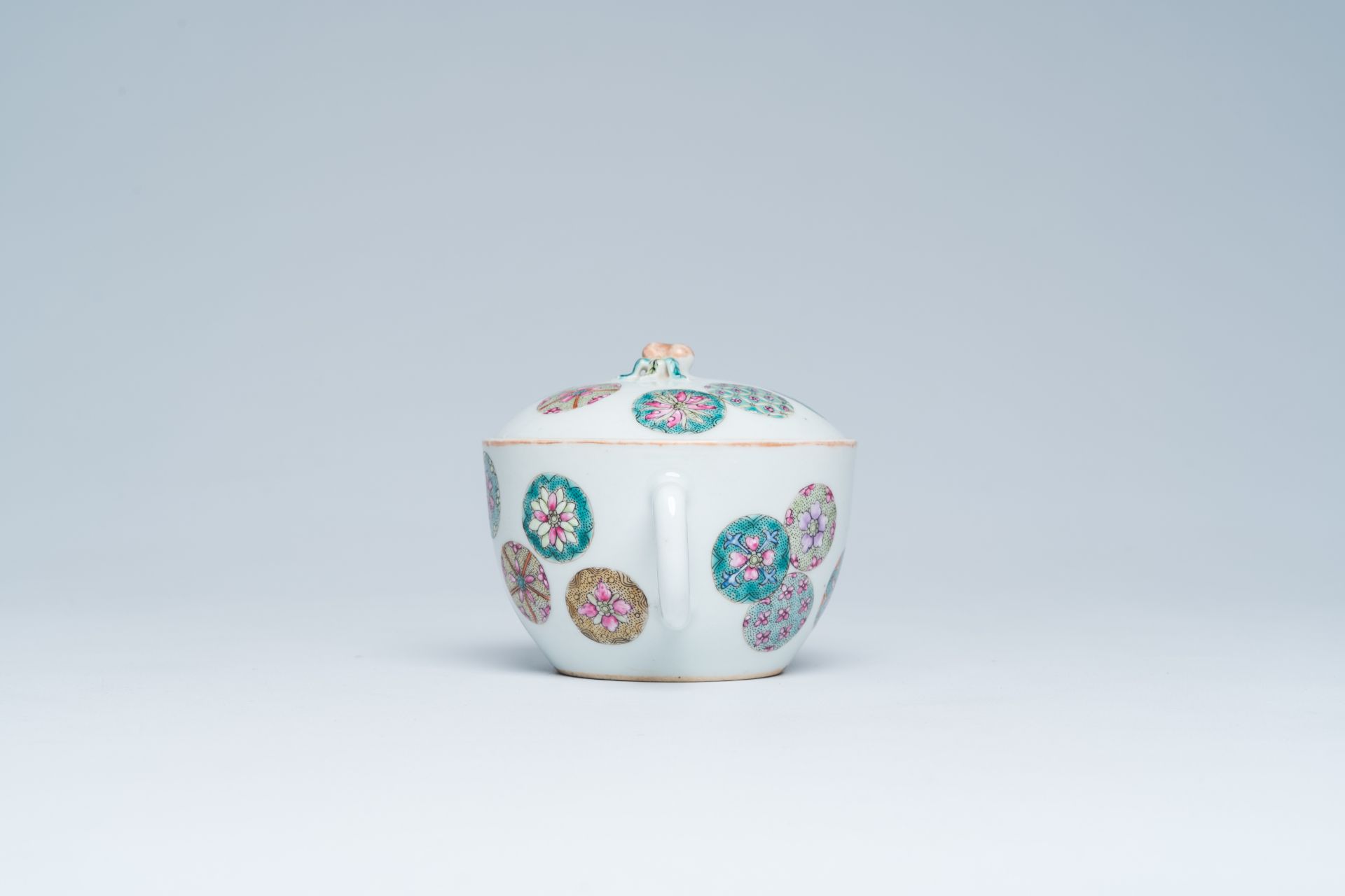 A Chinese famille rose teapot and cover with floral design, Tongzhi mark, 19th/20th C. - Bild 3 aus 16