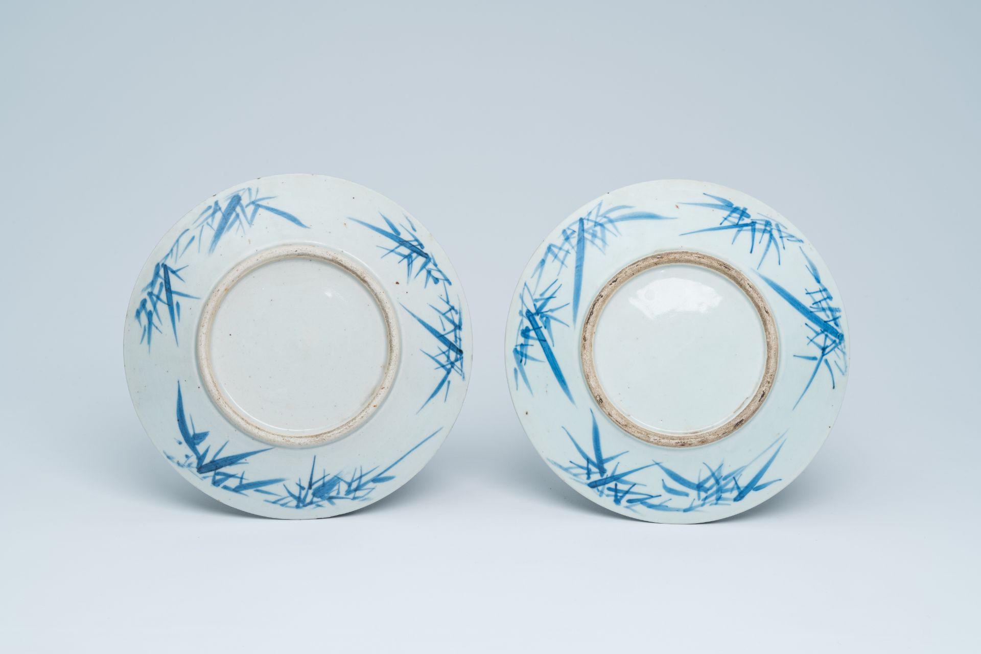 Two Chinese blue and white plates with figures in a landscape, 19th C. - Bild 3 aus 10