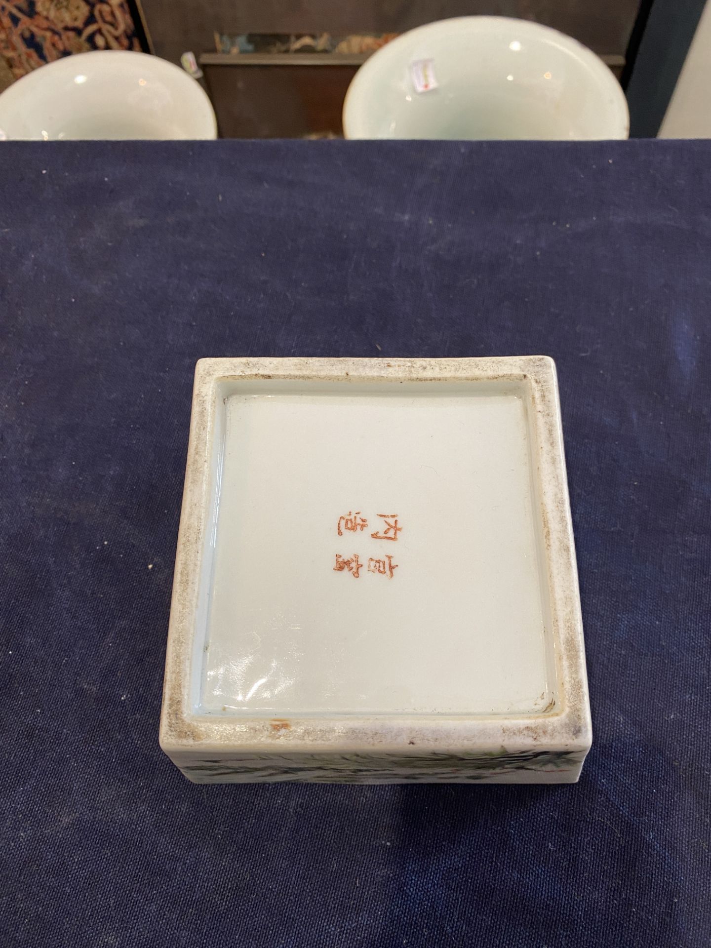 A square Chinese qianjiang cai bowl with three compartments, 19th/20th C. - Bild 15 aus 18