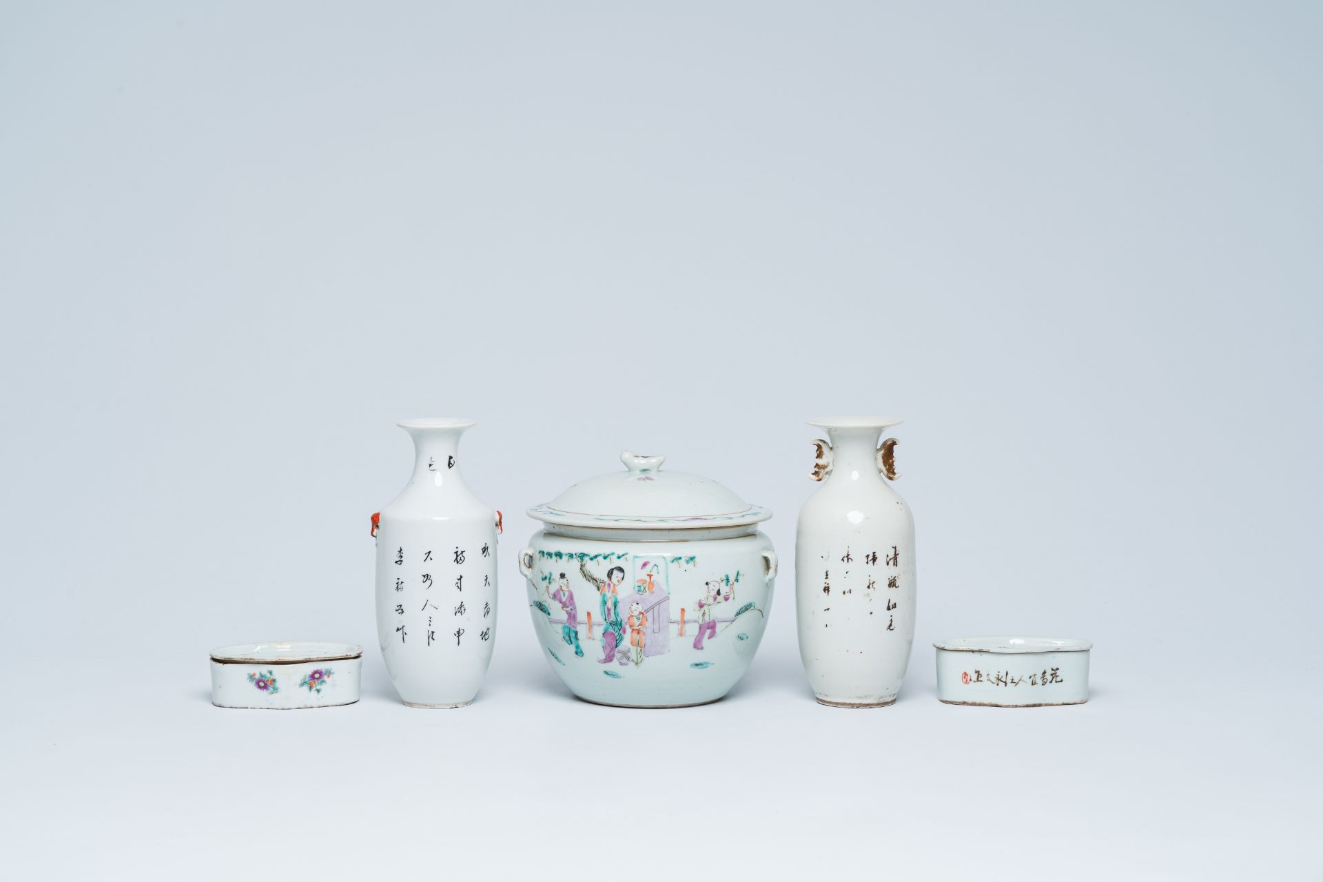 A varied collection of Chinese famille rose and qianjiang cai porcelain, 19th/20th C. - Image 5 of 30