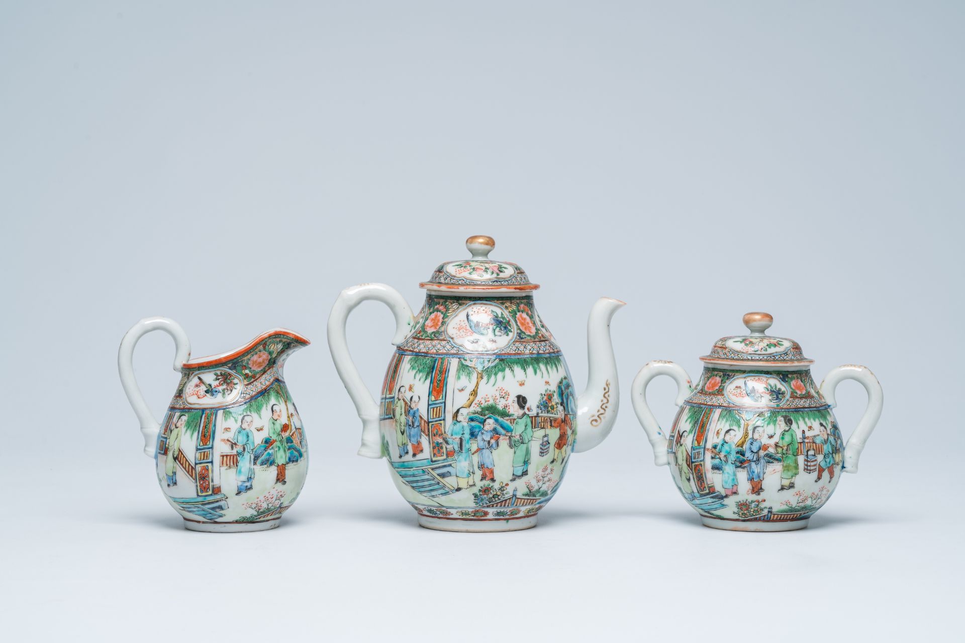 Two Chinese Canton famille verte jugs, a sugar bowl and a plate, 19th C. - Bild 6 aus 19
