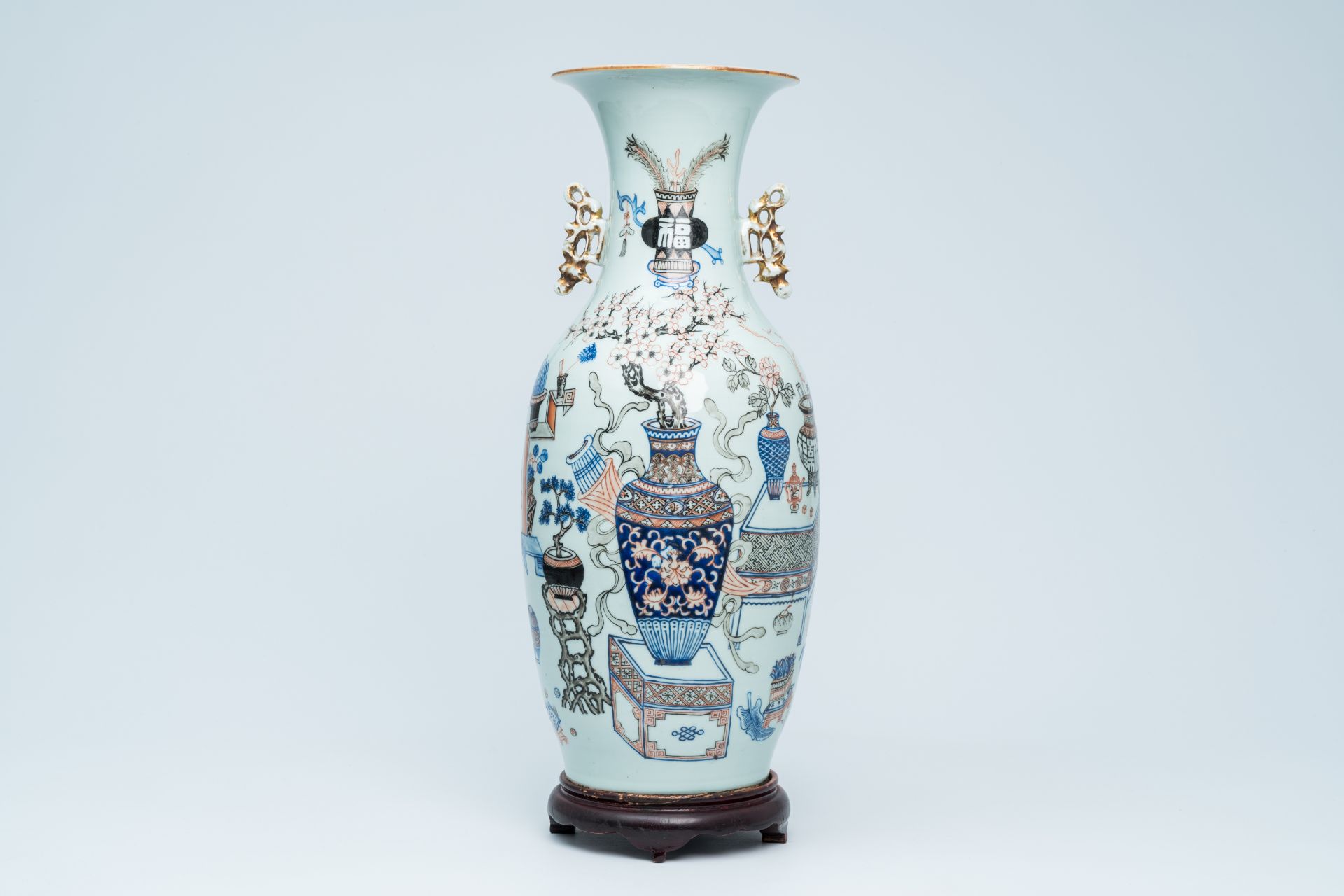 A Chinese doucai 'antiquities' vase, 19th/20th C.