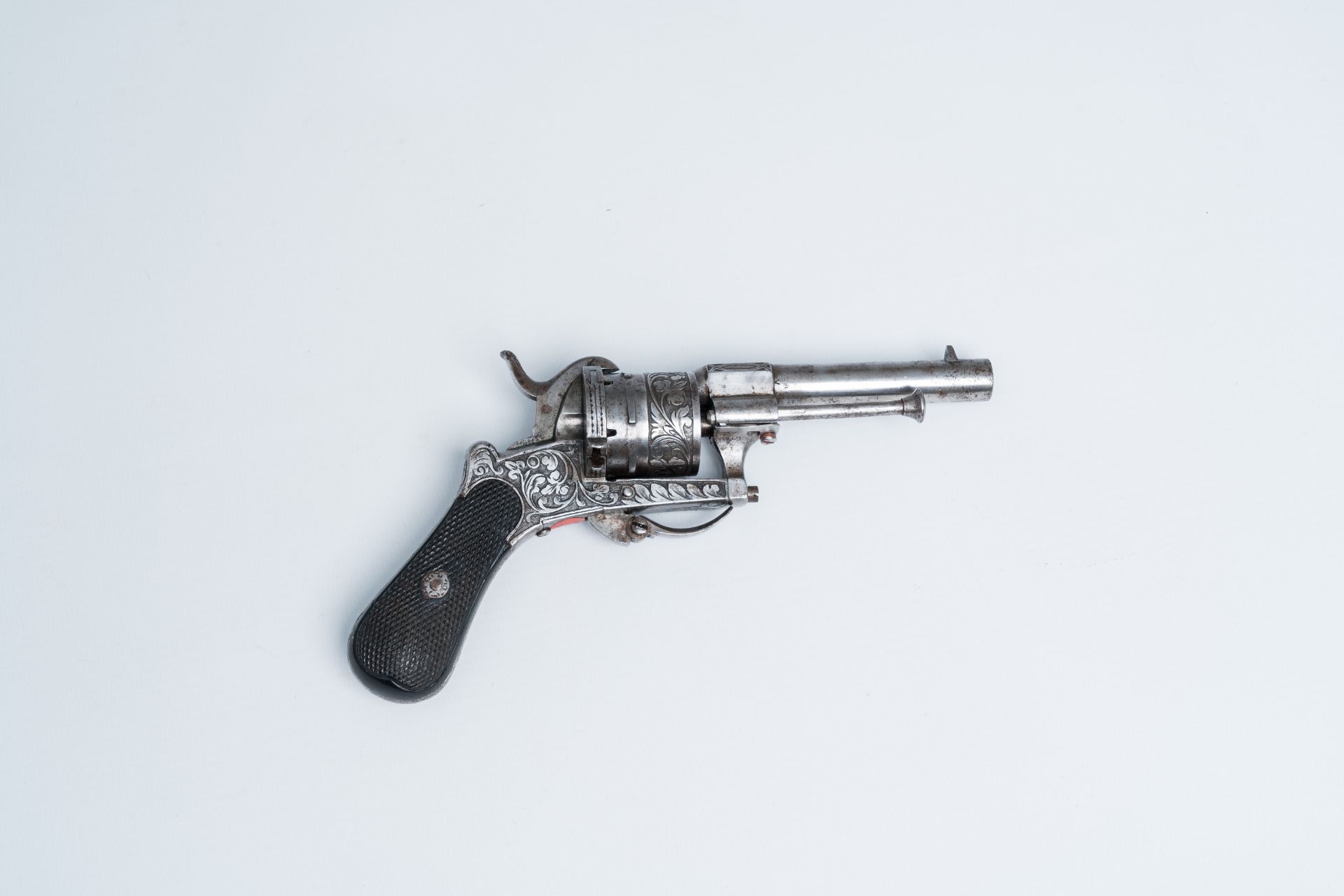 A French pinfire pocket revolver with engraved floral design, Lefaucheux system, 19th C.