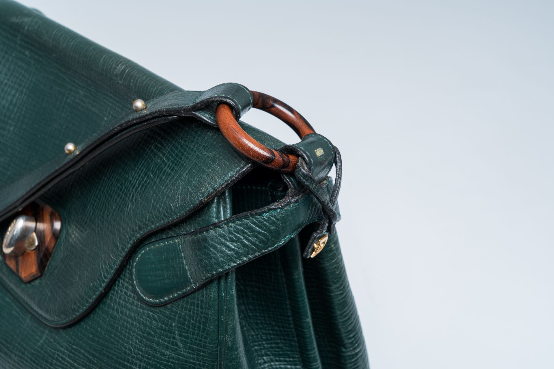 A Belgian green leather Delvaux shoulder bag with wood details, 20th C. - Image 12 of 12