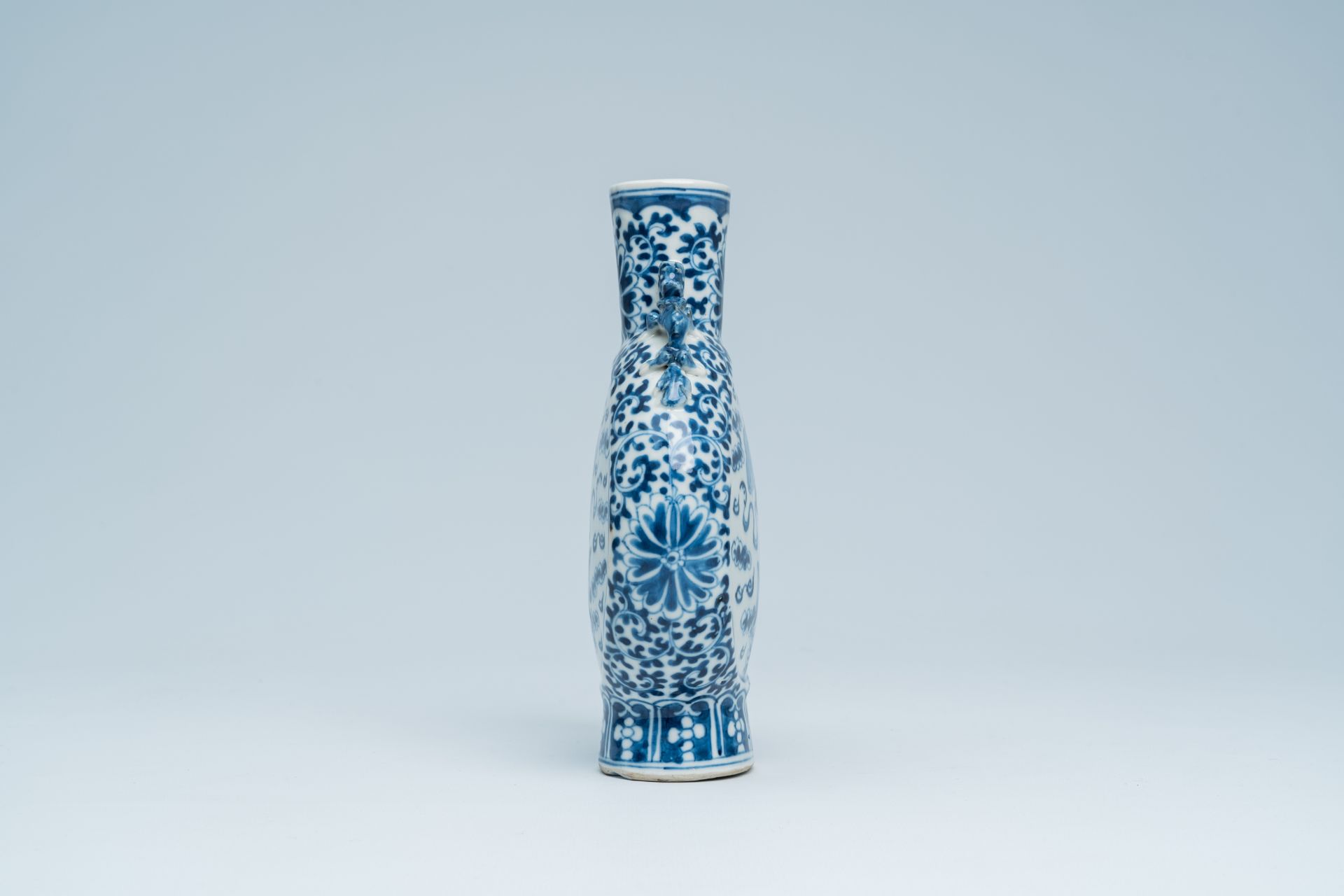 A Chinese blue and white moon flask with Buddhist lions and floral design, 19th C. - Bild 4 aus 17