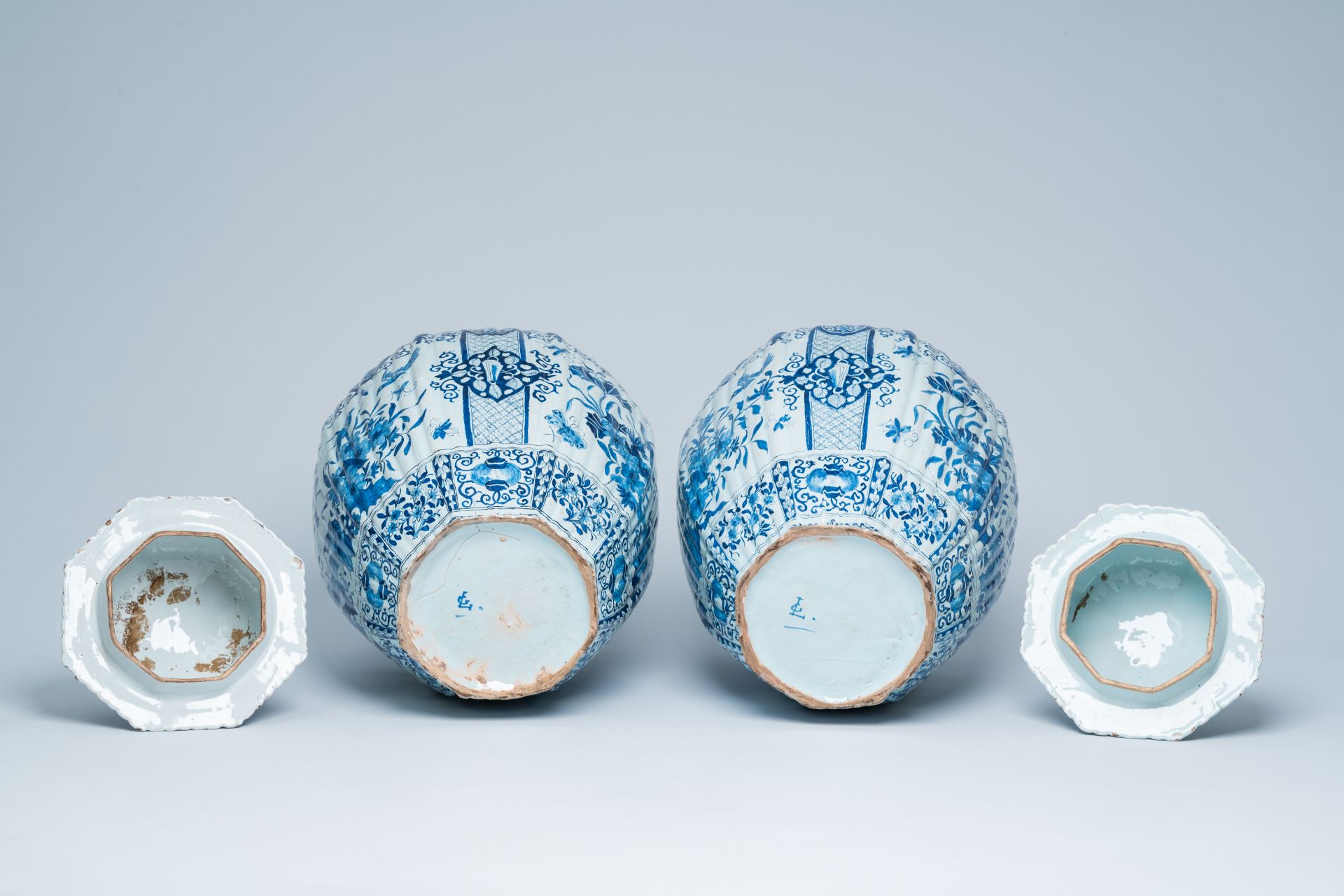 A pair of large Dutch Delft blue and white covered vases, 19th C. - Bild 6 aus 6
