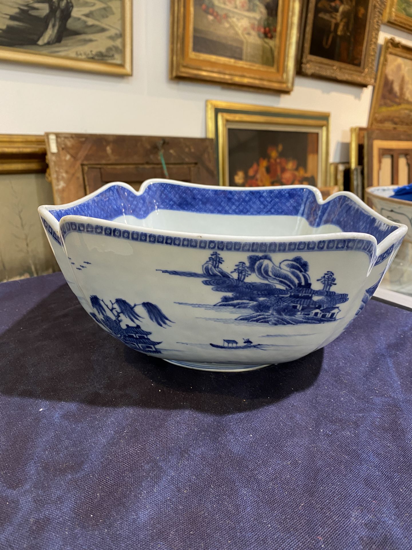 A Chinese blue and white salad bowl with an animated river landscape, 19th C. - Image 13 of 17