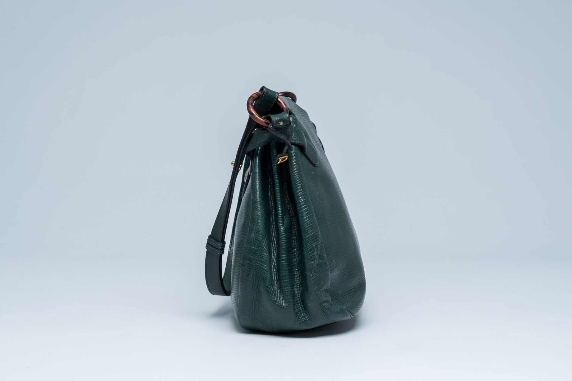 A Belgian green leather Delvaux shoulder bag with wood details, 20th C. - Image 3 of 12
