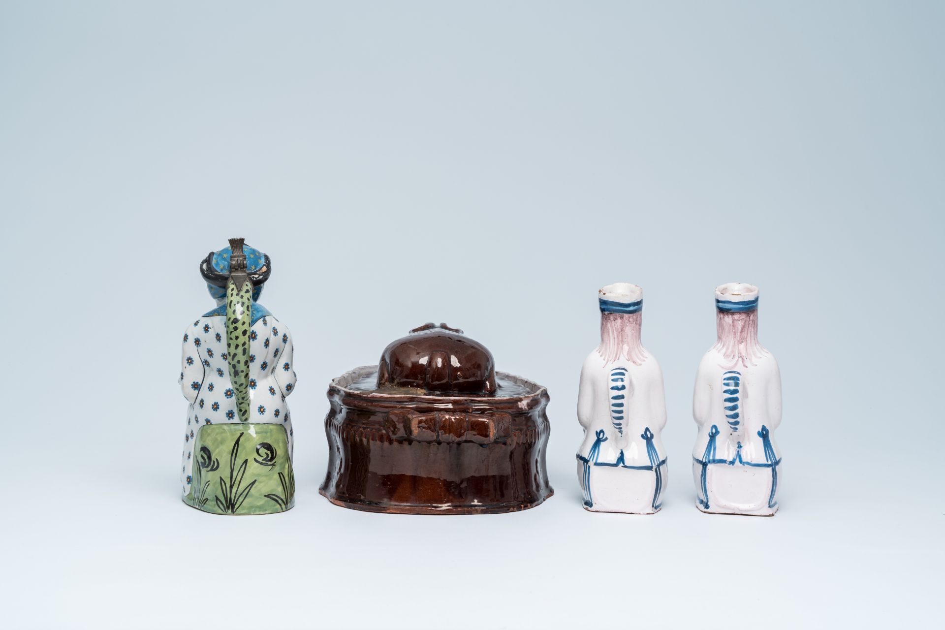 Two Northern French 'Jacquot' jugs, a 'Jacqueline' and a hare tureen and cover, Lille and Ferriere-l - Bild 5 aus 10
