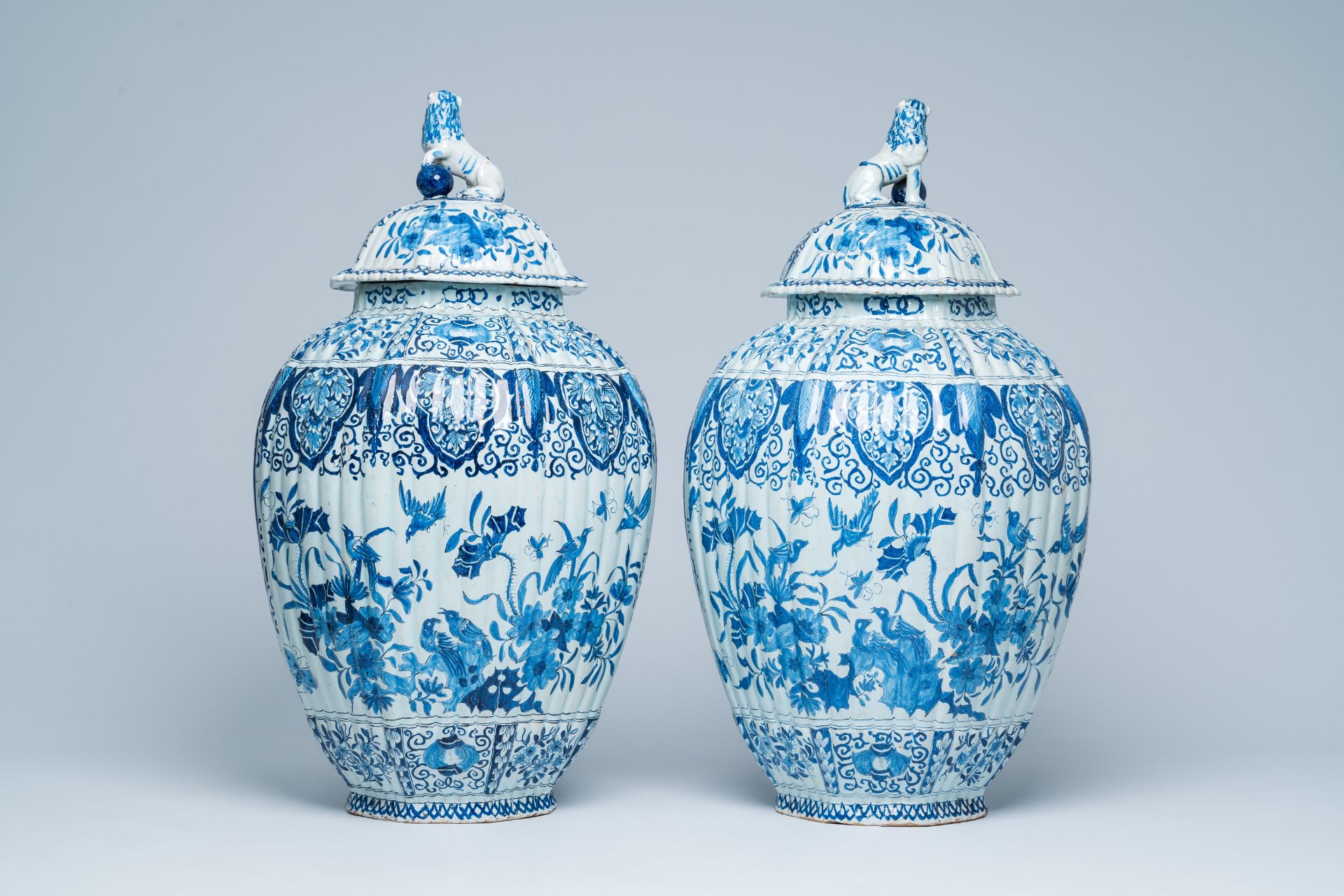 A pair of large Dutch Delft blue and white covered vases, 19th C. - Bild 3 aus 6