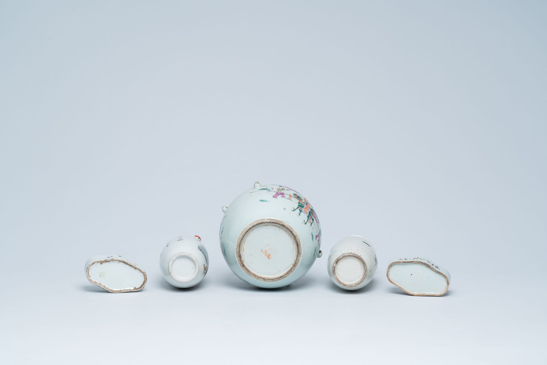 A varied collection of Chinese famille rose and qianjiang cai porcelain, 19th/20th C. - Image 9 of 30