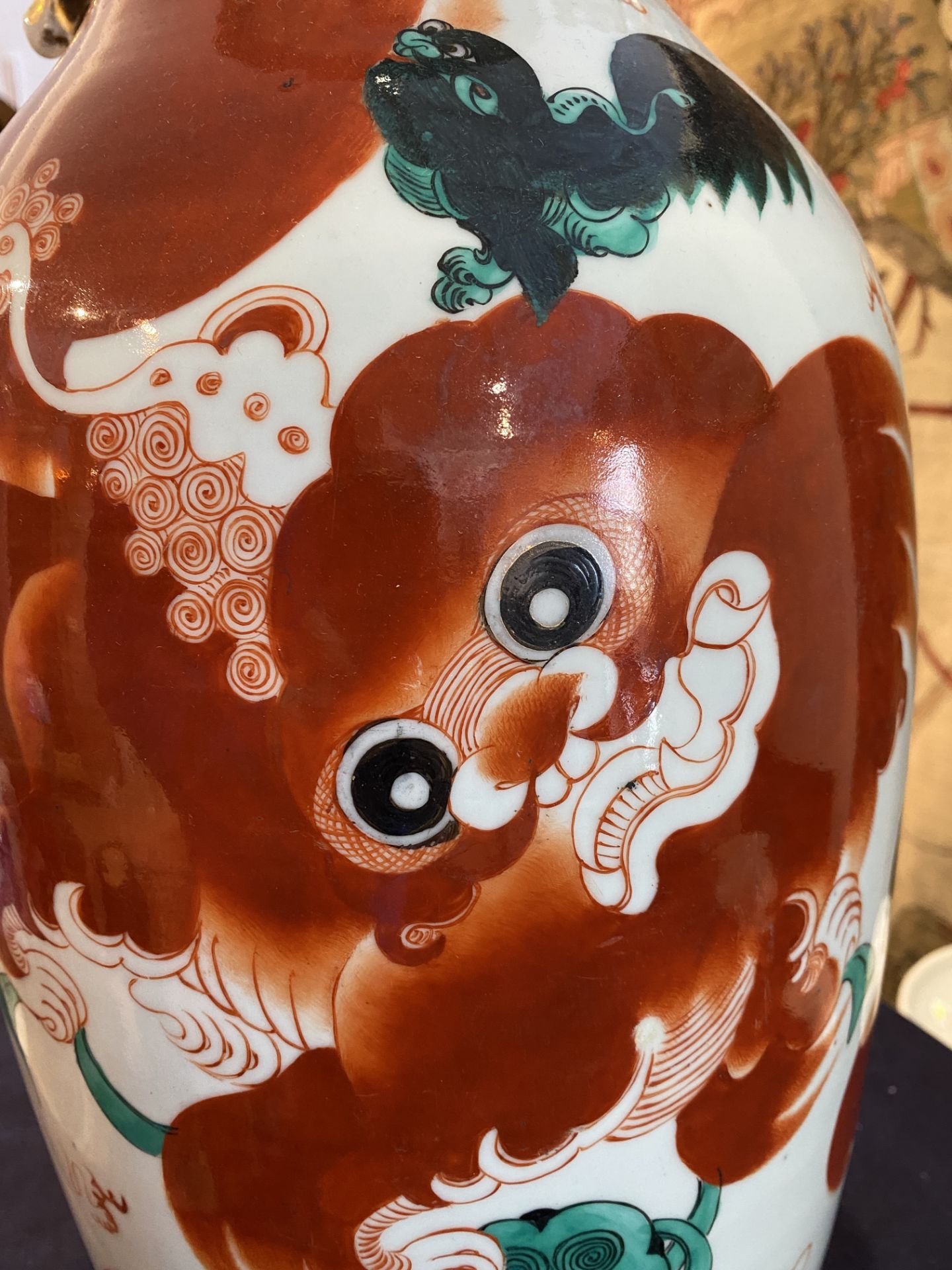 A Chinese iron red 'Buddhist lions' vase, 19th/20th C. - Image 16 of 16
