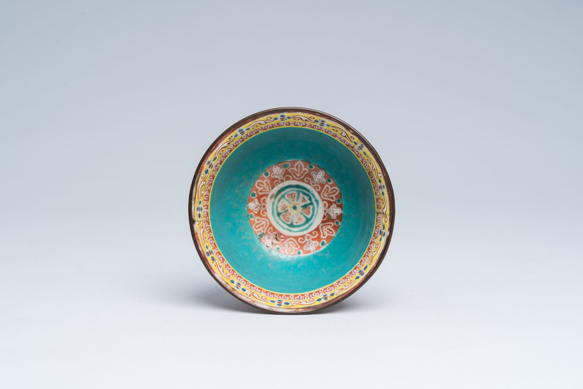 A Chinese Thai market Bencharong bowl, 19th C. - Bild 6 aus 18