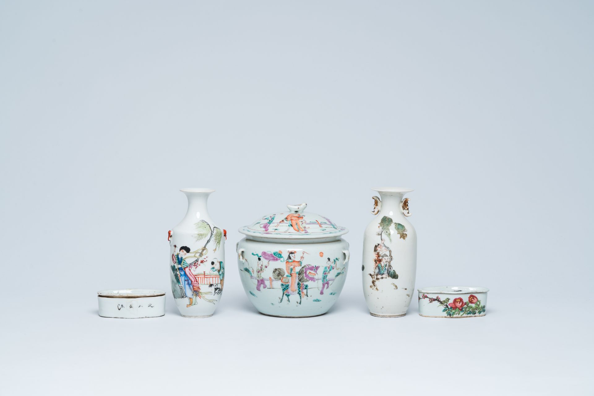 A varied collection of Chinese famille rose and qianjiang cai porcelain, 19th/20th C. - Image 4 of 30