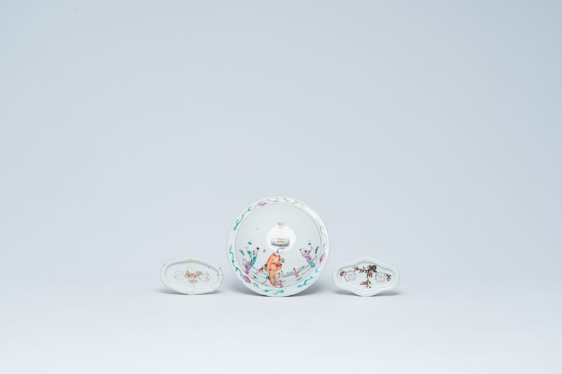 A varied collection of Chinese famille rose and qianjiang cai porcelain, 19th/20th C. - Image 10 of 30