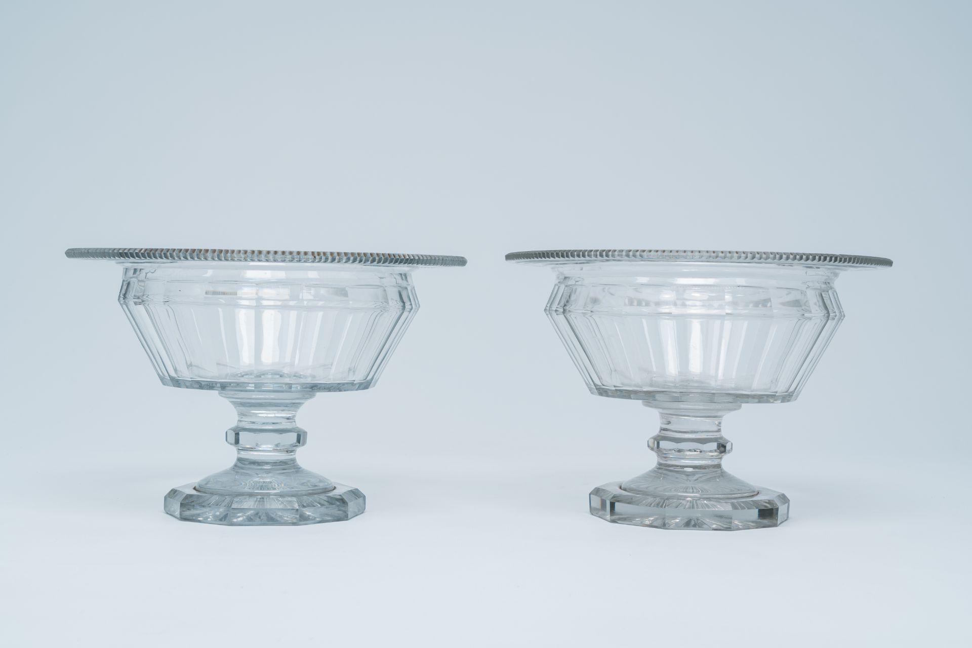 A pair of cut glass bowls on foot, ex-collection Kervyn de Volkaersbeke, 19th C. - Image 4 of 8