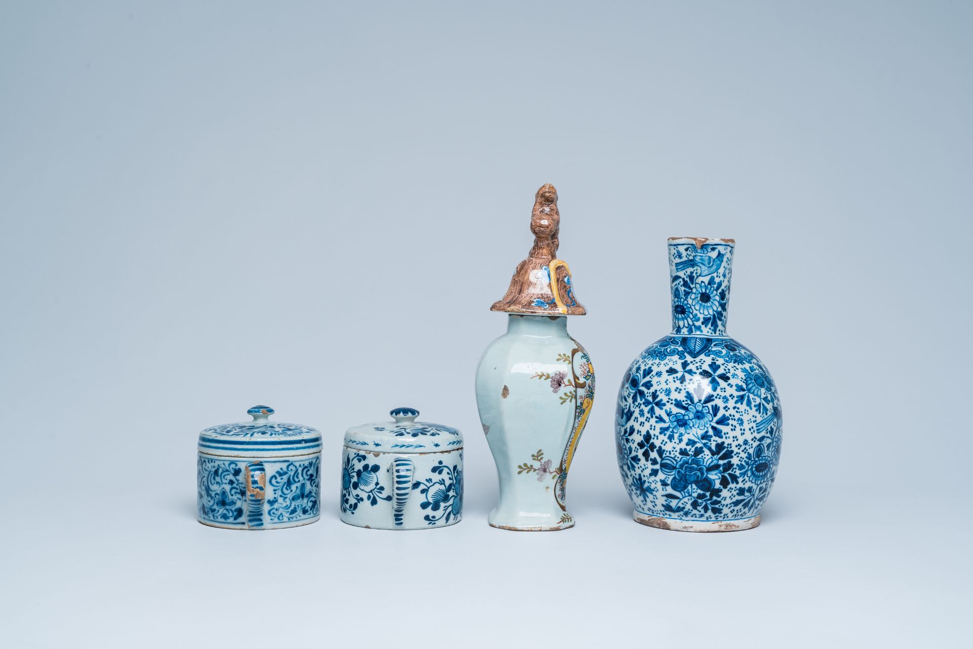 A polychrome Dutch Delft vase and cover, two blue and white sugar jars and a jug, 18th/19th C. - Bild 5 aus 7