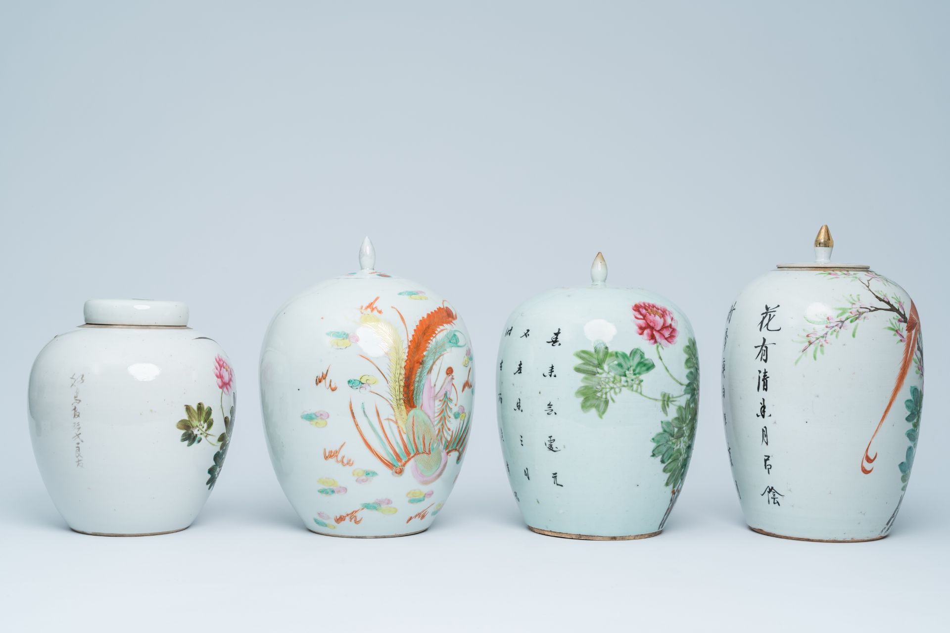 Four Chinese qianjiang cai and famille rose jars and covers with birds among blossoming branches, a - Bild 5 aus 27