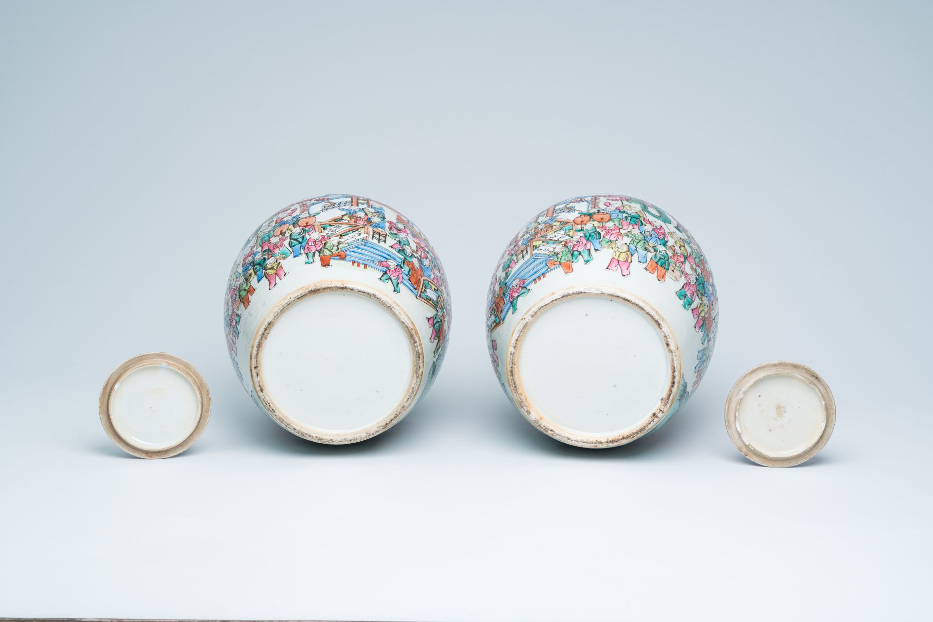 A pair of Chinese famille rose '100 boys' jars and covers, 19th C. - Image 7 of 20