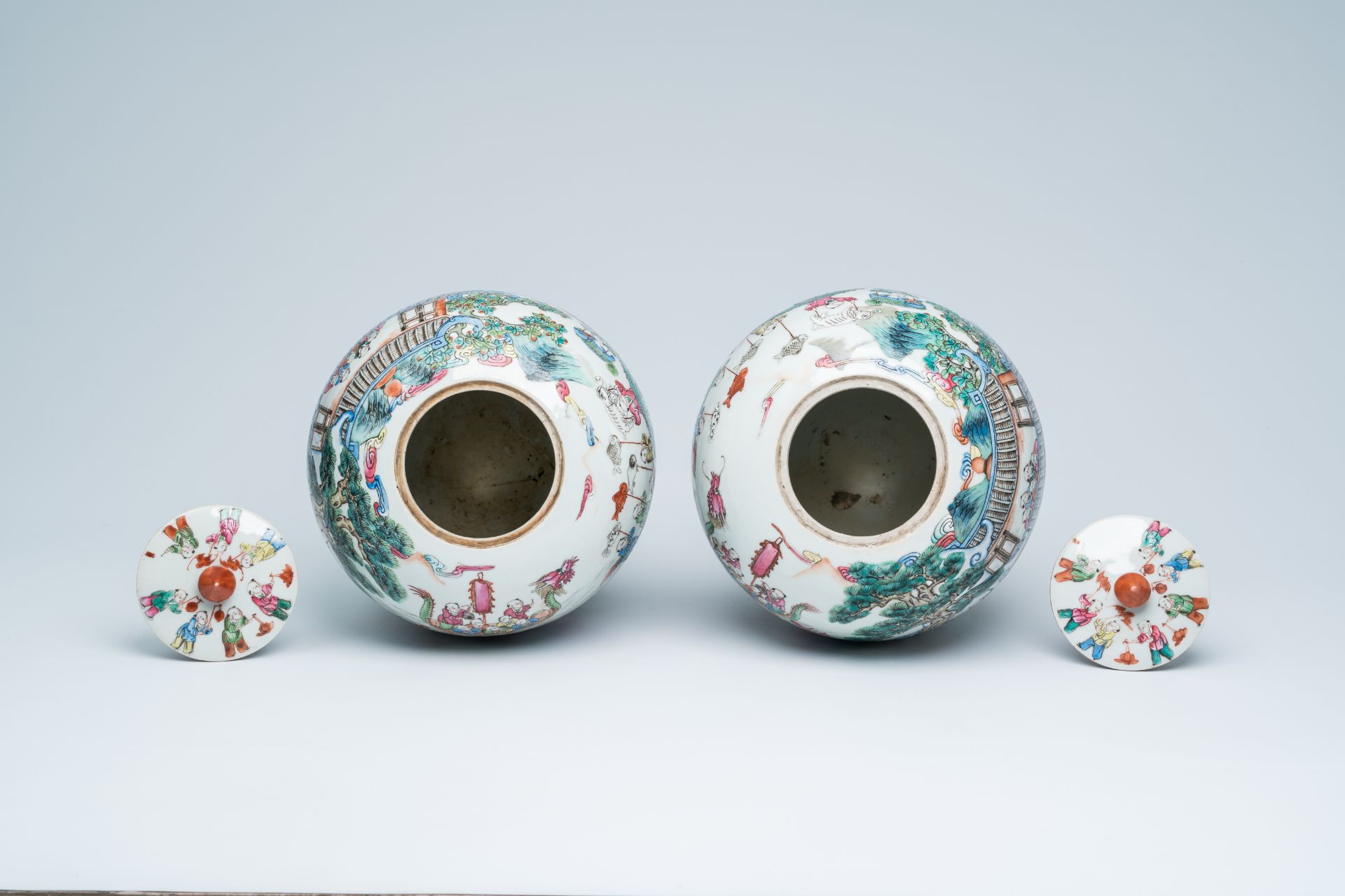 A pair of Chinese famille rose '100 boys' jars and covers, 19th C. - Bild 6 aus 20