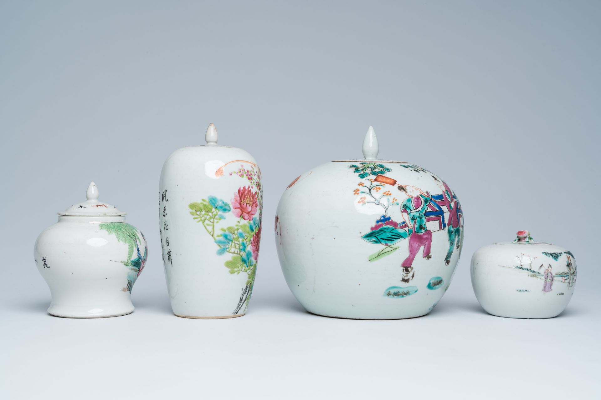 Four Chinese qianjiang cai and famille rose vases and jars and covers, 19th/20th C. - Bild 5 aus 29