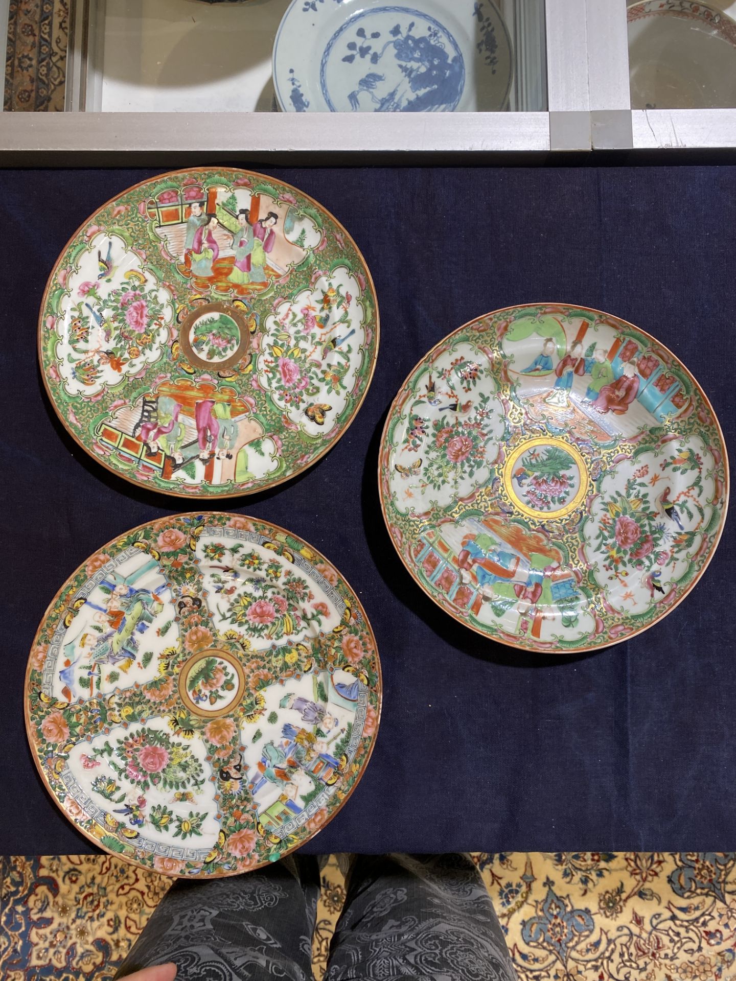 Eleven Chinese Canton famille rose plates with palace scenes and birds and butterflies between bloss - Bild 16 aus 18