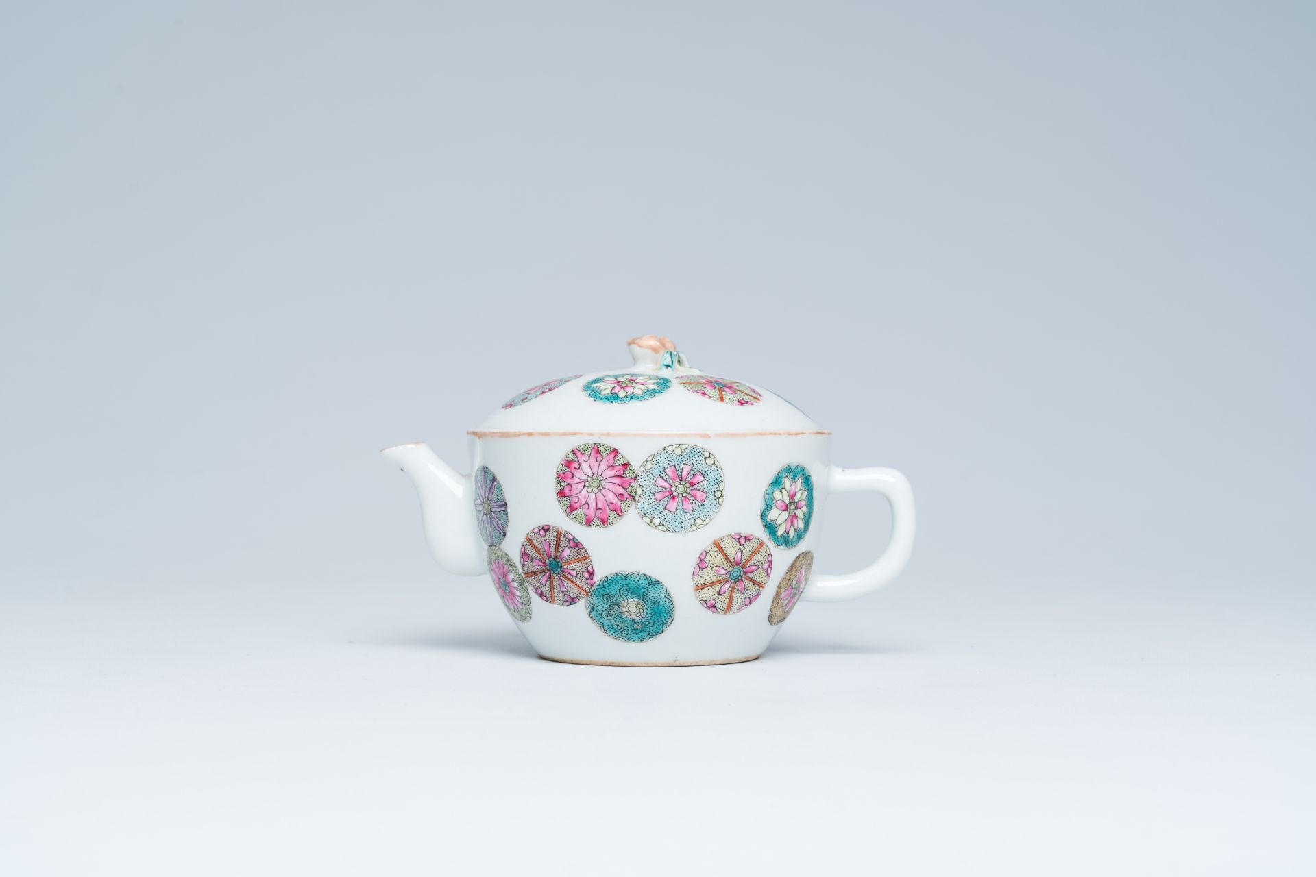 A Chinese famille rose teapot and cover with floral design, Tongzhi mark, 19th/20th C. - Bild 2 aus 16