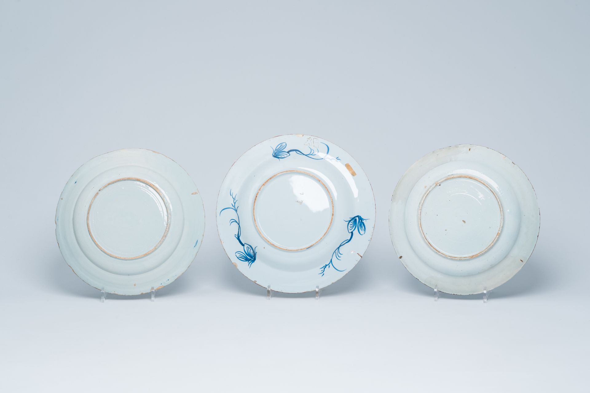 Eight blue and white Delft dishes, England and The Netherlands, 18th C. - Bild 5 aus 7