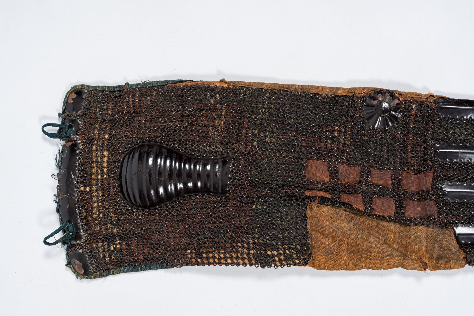 A pair of Japanese samurai suit arm pieces, Edo/Meiji, 19th/20th C. - Image 4 of 4