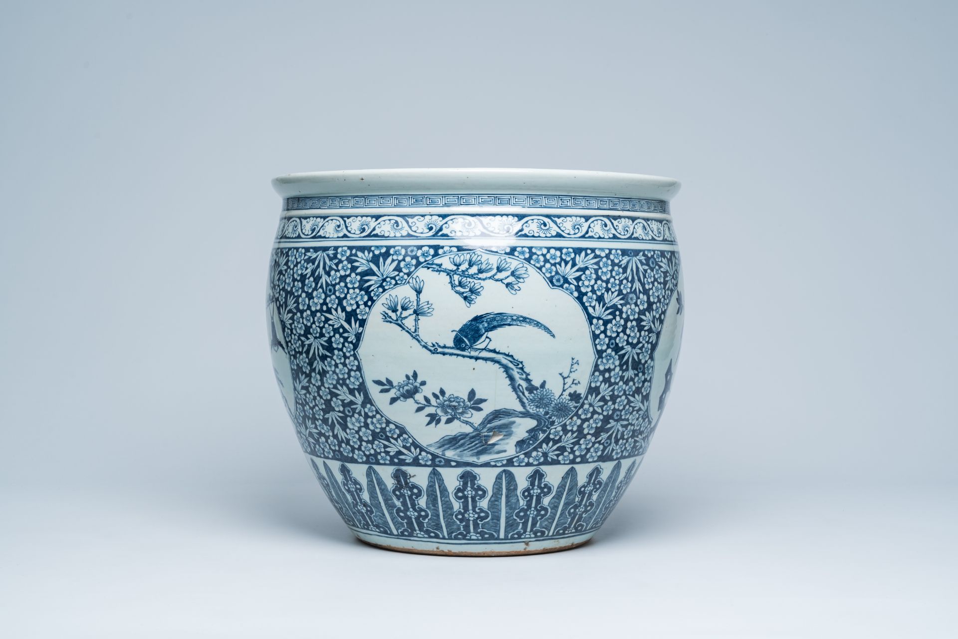 A Chinese blue and white fish bowl with bird medallions, 19th C. - Image 5 of 7