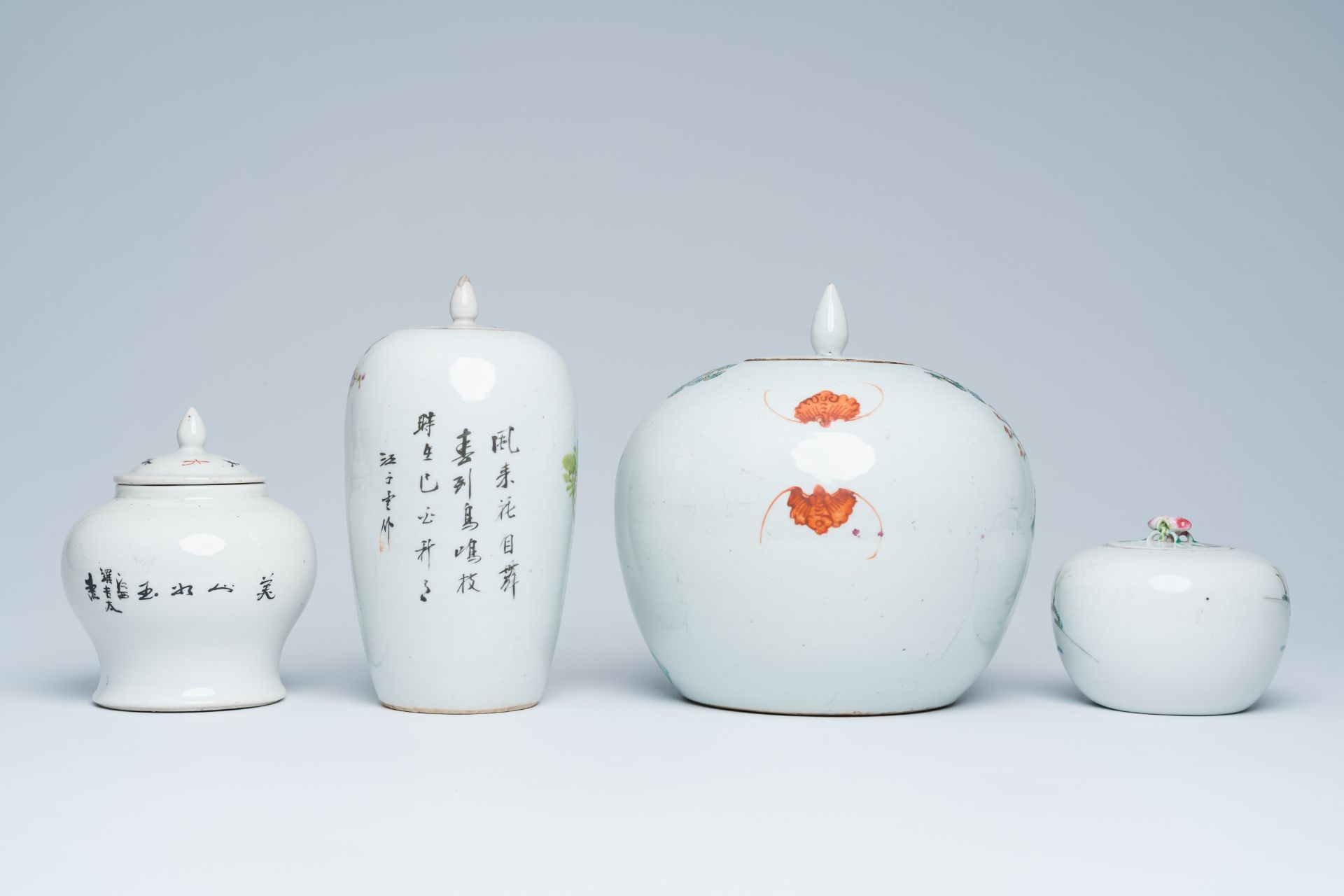 Four Chinese qianjiang cai and famille rose vases and jars and covers, 19th/20th C. - Bild 4 aus 29