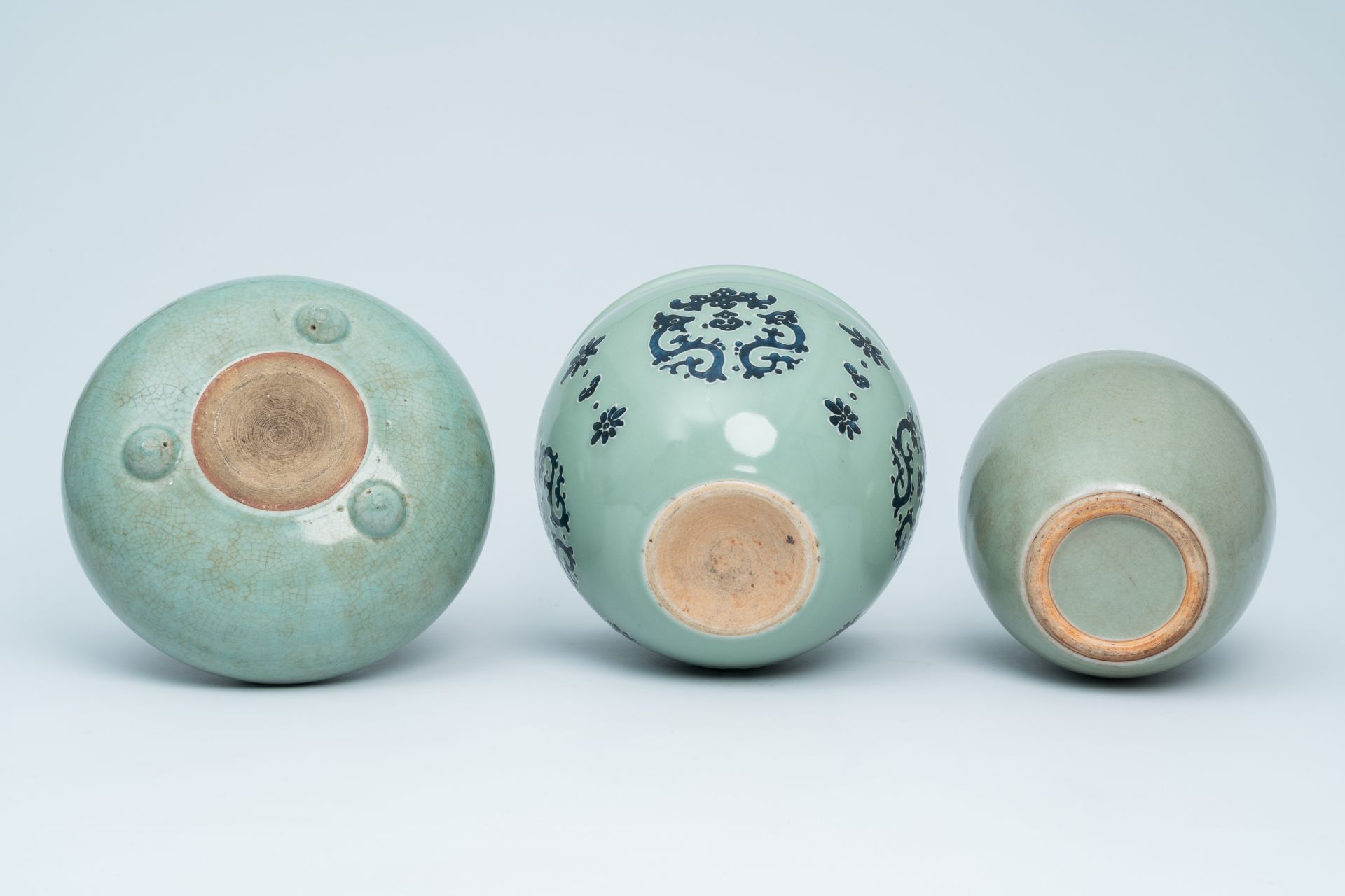 A Chinese celadon incense burner, a ginger jar and a jardiniere, 19th/20th C. - Image 7 of 7