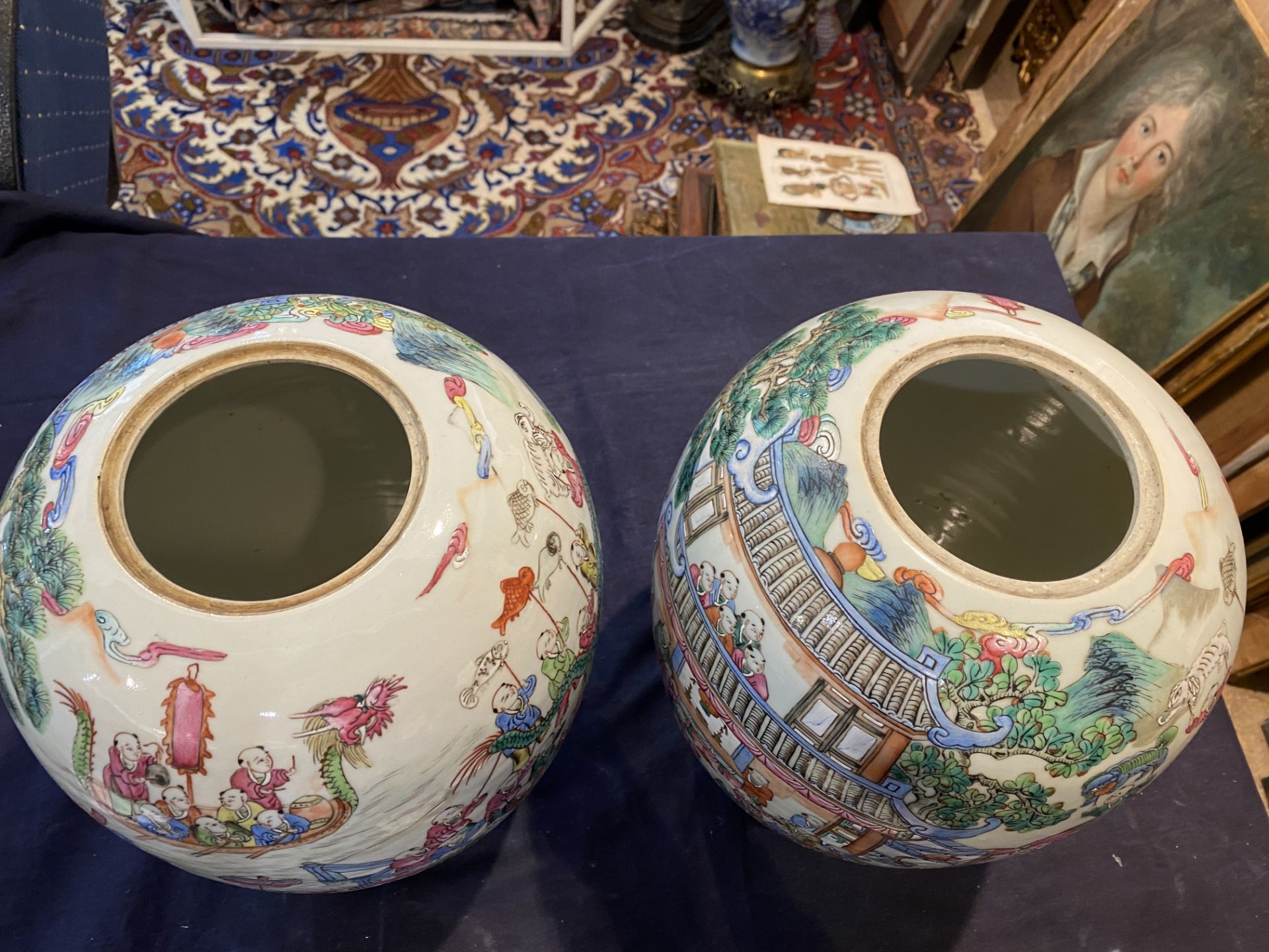 A pair of Chinese famille rose '100 boys' jars and covers, 19th C. - Bild 14 aus 20