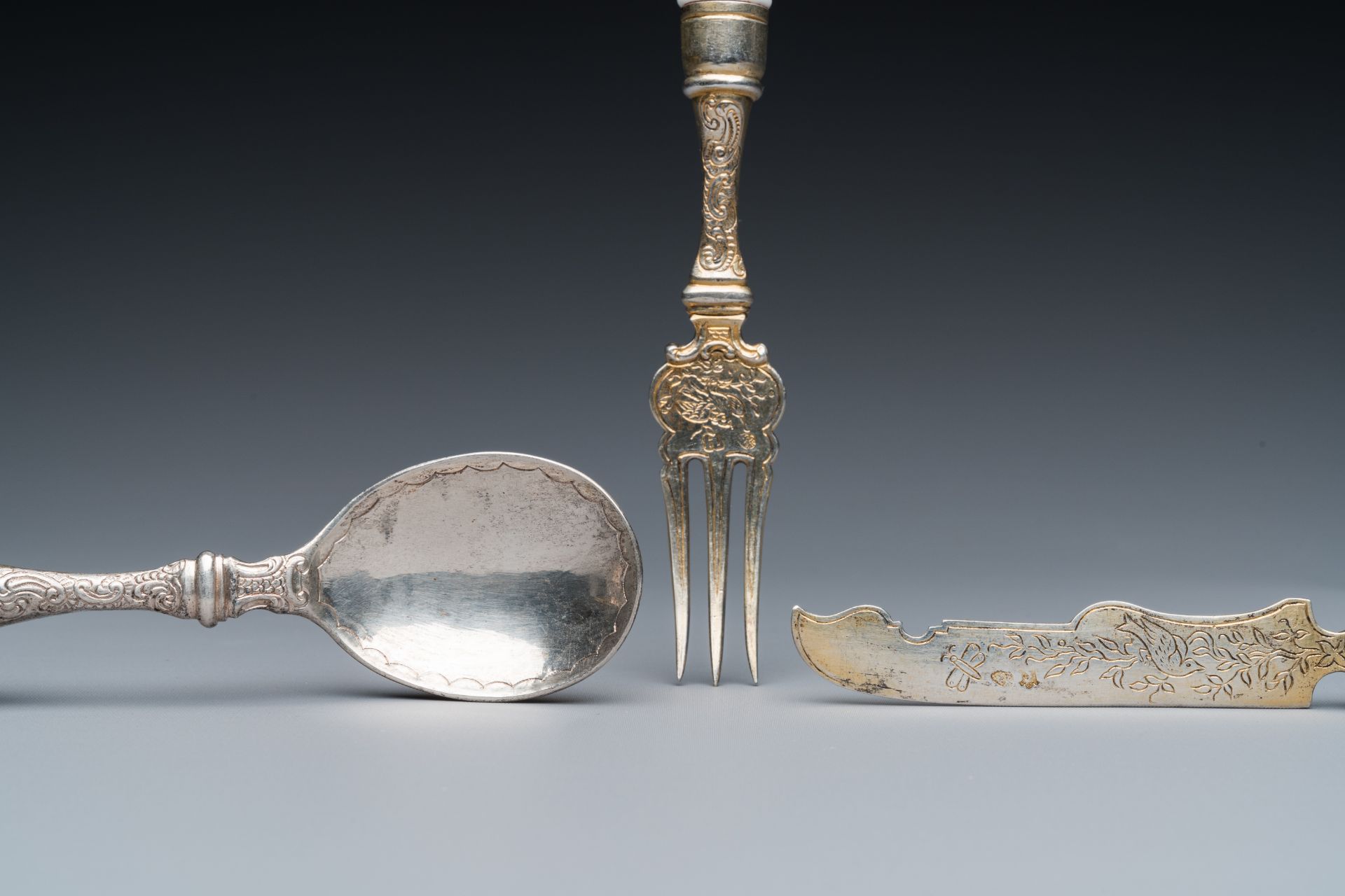 Three polychrome and gilt Meissen porcelain fork, knife and spoon handles with birds and butterflies - Bild 2 aus 7