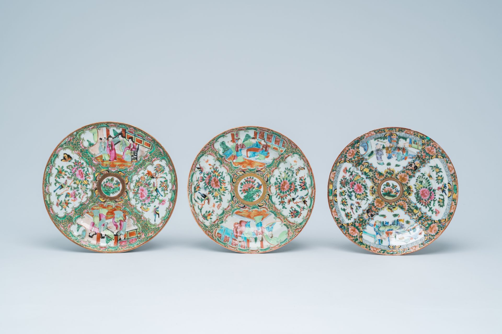 Eleven Chinese Canton famille rose plates with palace scenes and birds and butterflies between bloss - Bild 2 aus 18