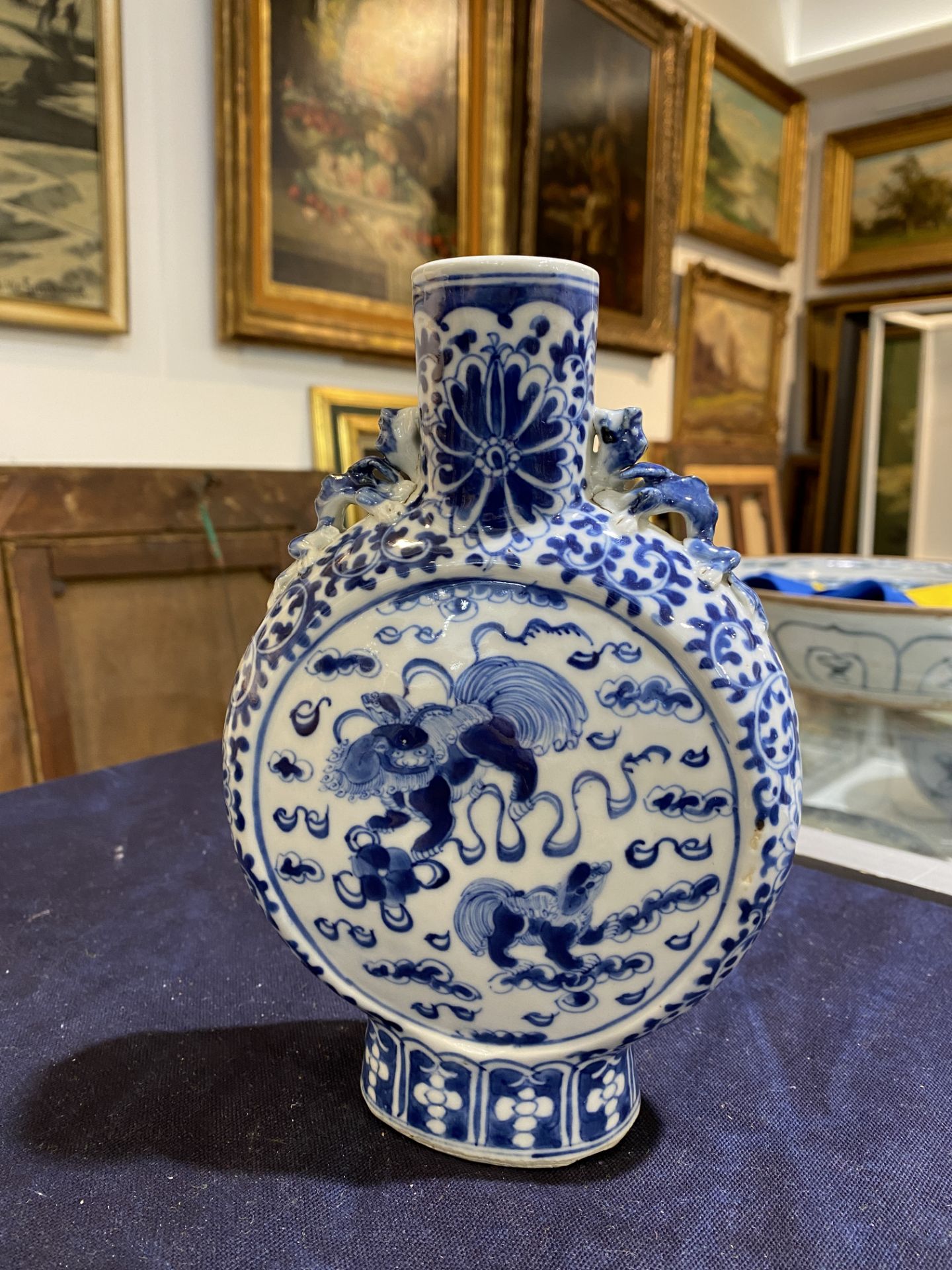 A Chinese blue and white moon flask with Buddhist lions and floral design, 19th C. - Bild 10 aus 17