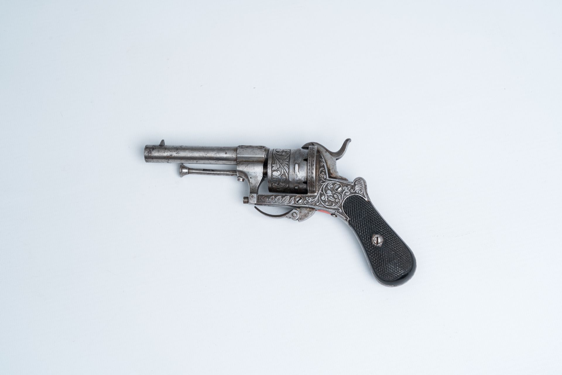 A French pinfire pocket revolver with engraved floral design, Lefaucheux system, 19th C. - Image 2 of 4