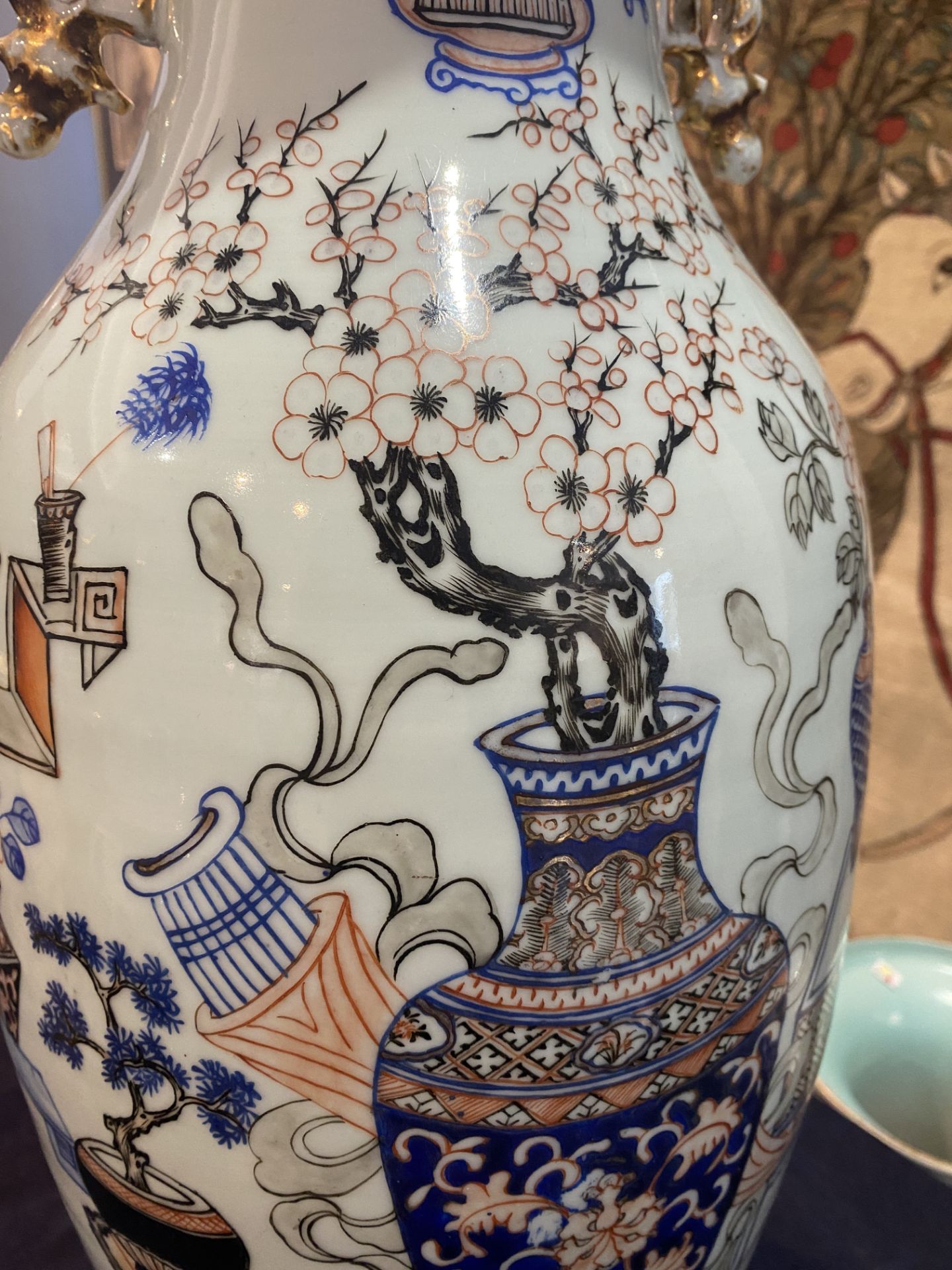 A Chinese doucai 'antiquities' vase, 19th/20th C. - Image 16 of 18