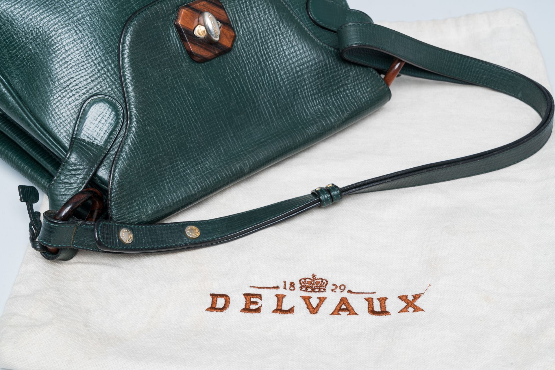 A Belgian green leather Delvaux shoulder bag with wood details, 20th C. - Image 11 of 12