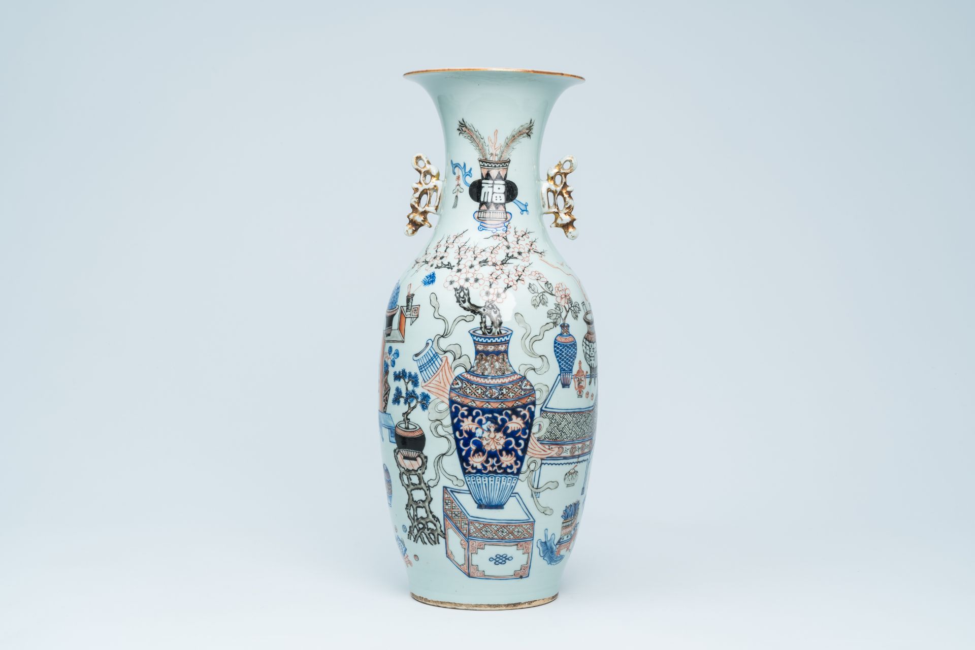 A Chinese doucai 'antiquities' vase, 19th/20th C. - Image 2 of 18