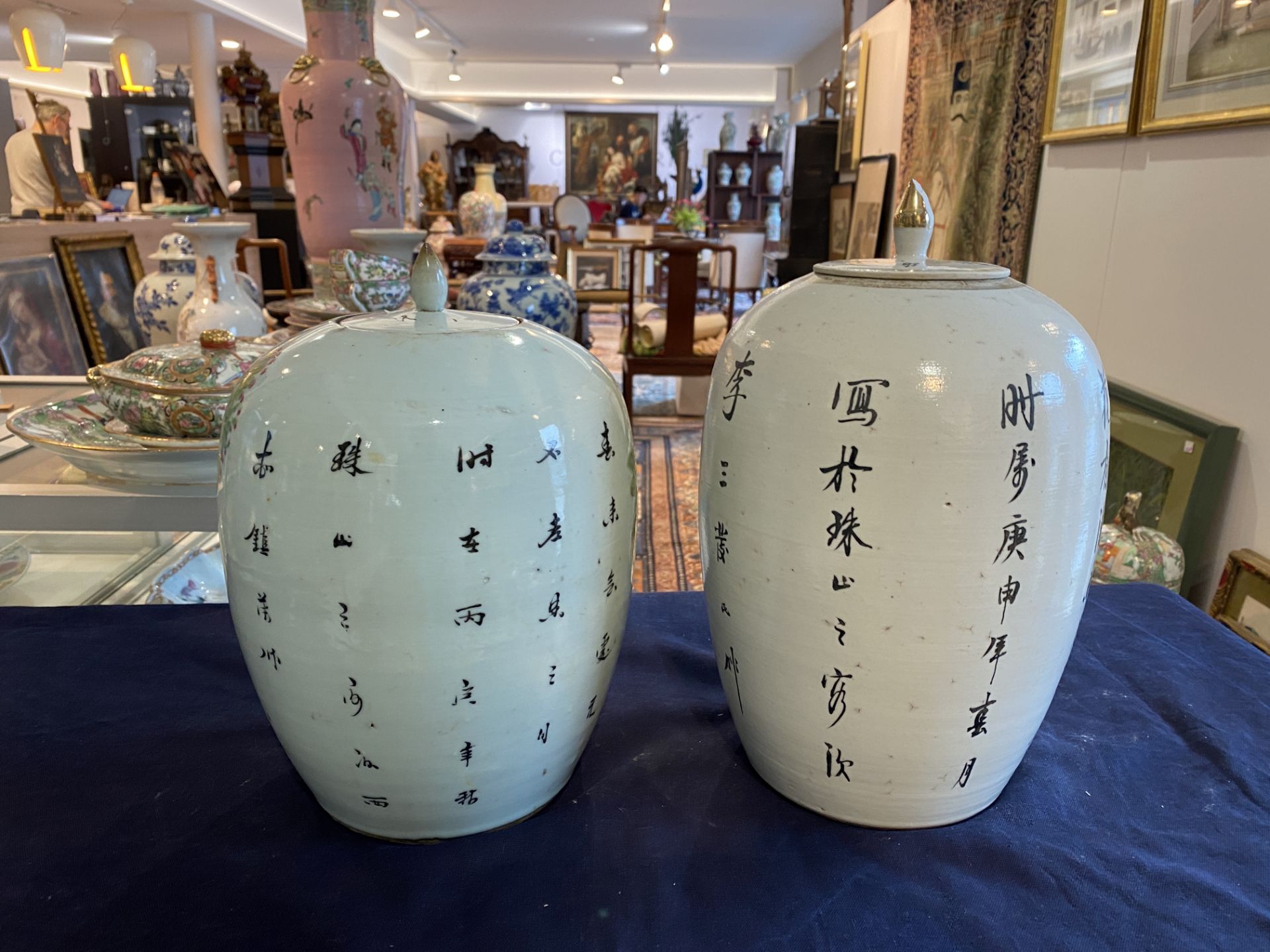 Four Chinese qianjiang cai and famille rose jars and covers with birds among blossoming branches, a - Bild 21 aus 27