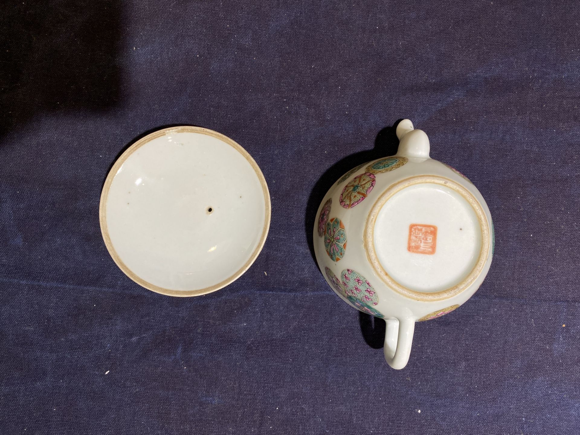 A Chinese famille rose teapot and cover with floral design, Tongzhi mark, 19th/20th C. - Bild 14 aus 16