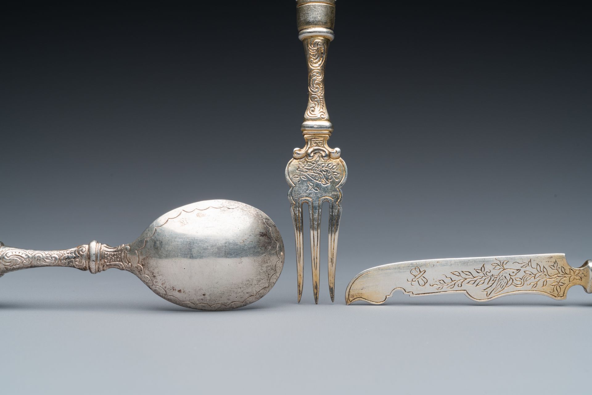 Three polychrome and gilt Meissen porcelain fork, knife and spoon handles with birds and butterflies - Bild 3 aus 7