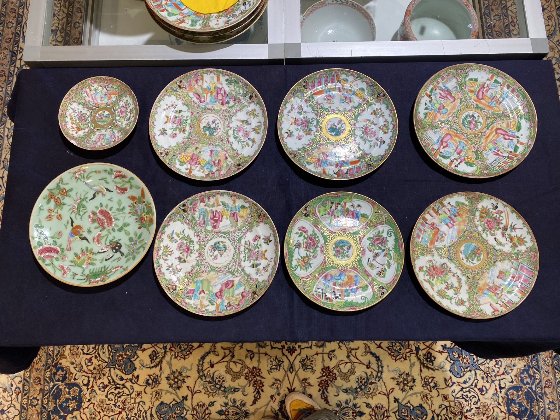 Eleven Chinese Canton famille rose plates with palace scenes and birds and butterflies between bloss - Bild 8 aus 18