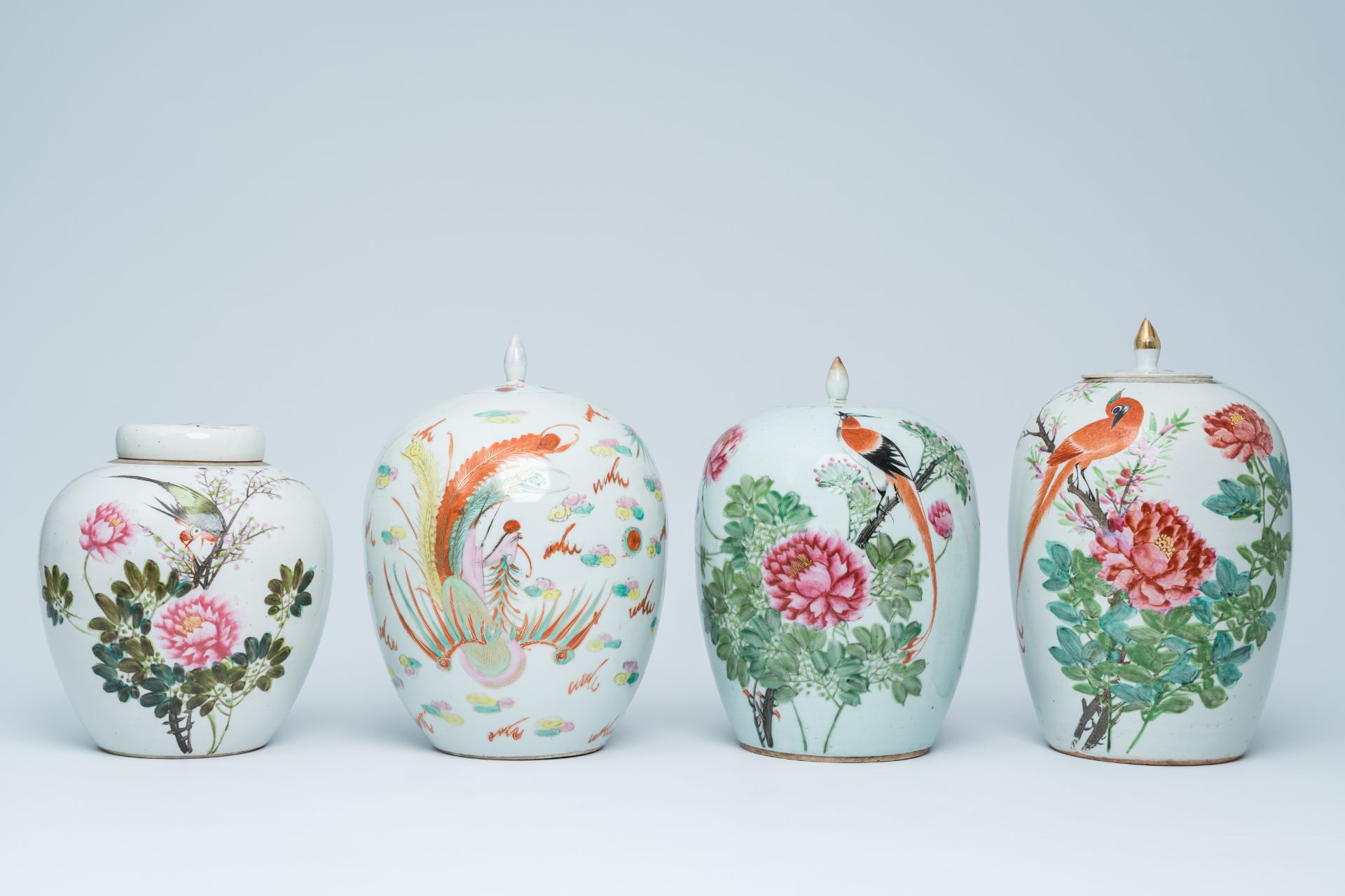 Four Chinese qianjiang cai and famille rose jars and covers with birds among blossoming branches, a - Bild 2 aus 27