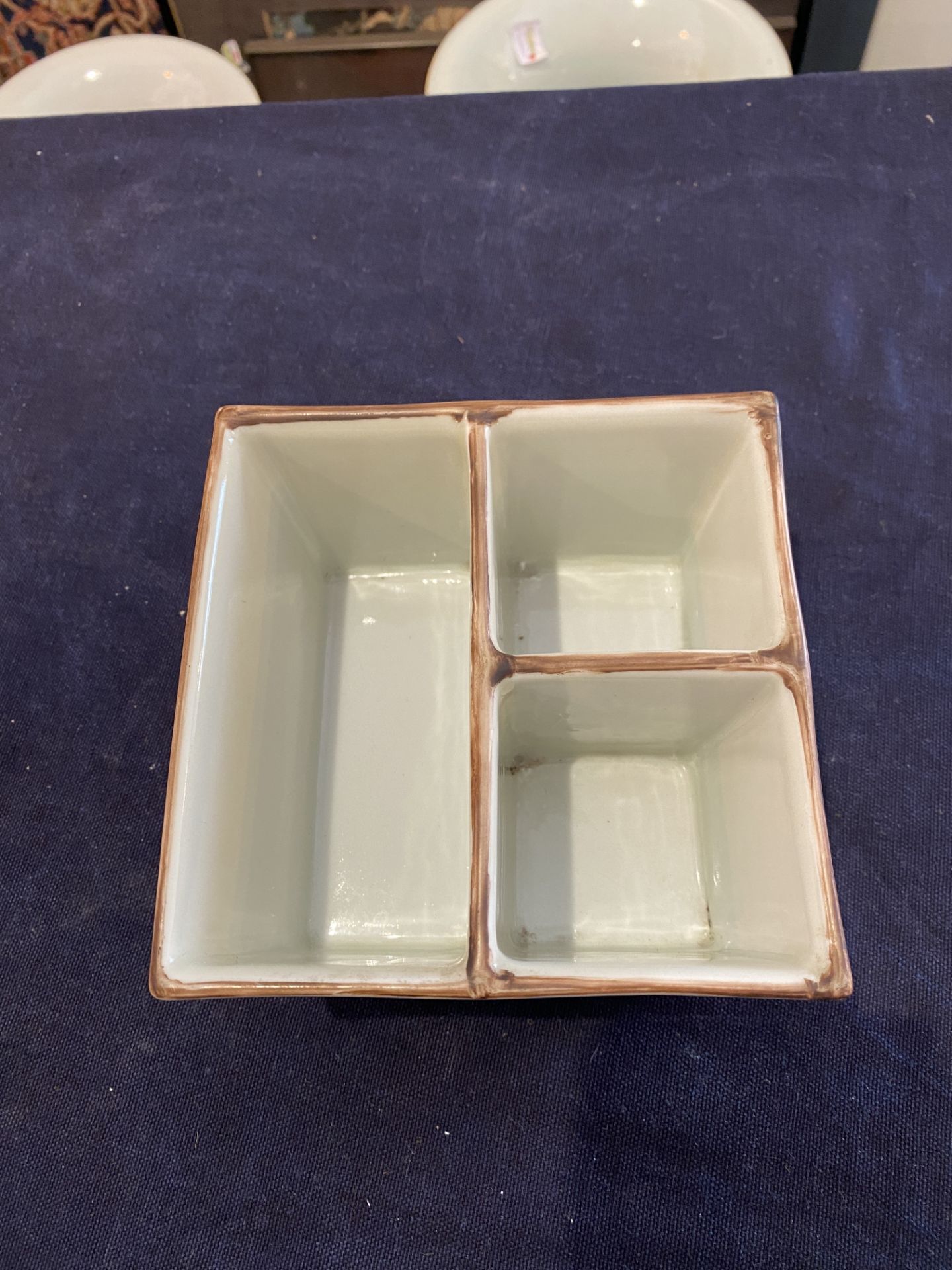 A square Chinese qianjiang cai bowl with three compartments, 19th/20th C. - Bild 14 aus 18