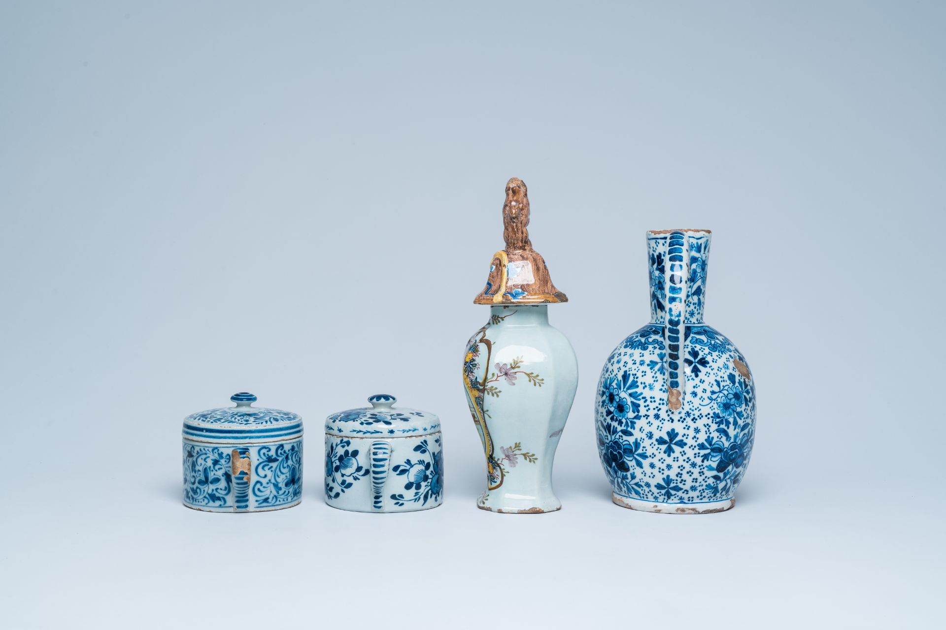 A polychrome Dutch Delft vase and cover, two blue and white sugar jars and a jug, 18th/19th C. - Bild 3 aus 7