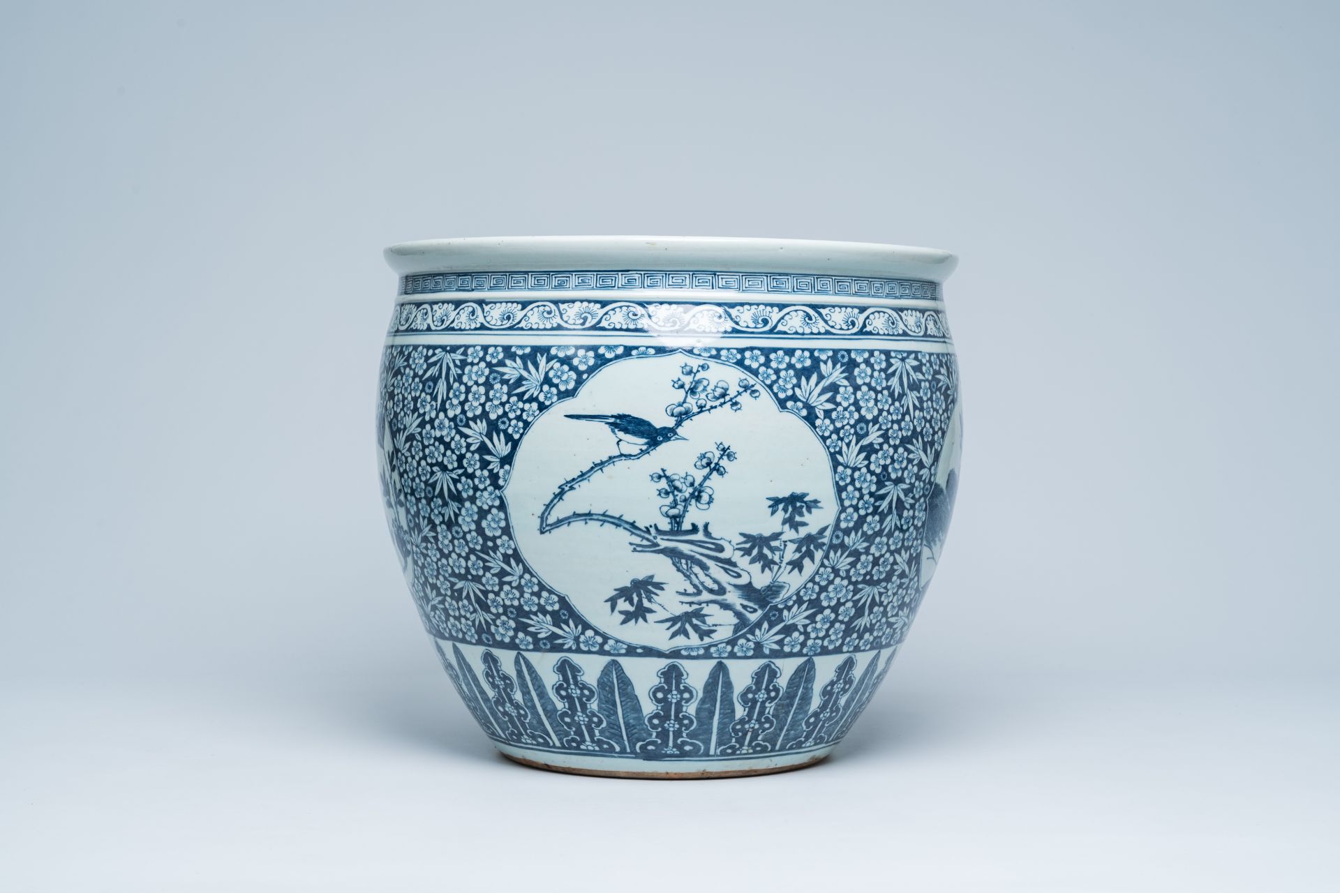 A Chinese blue and white fish bowl with bird medallions, 19th C. - Image 3 of 7