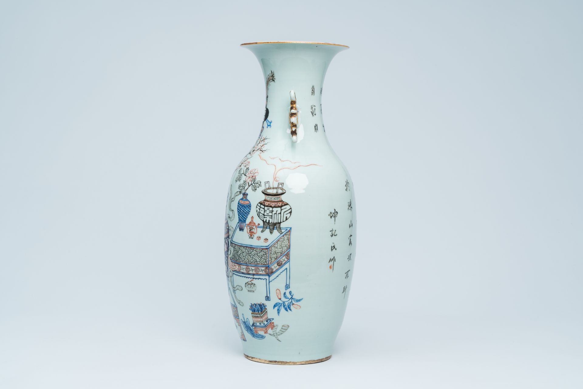 A Chinese doucai 'antiquities' vase, 19th/20th C. - Image 3 of 18